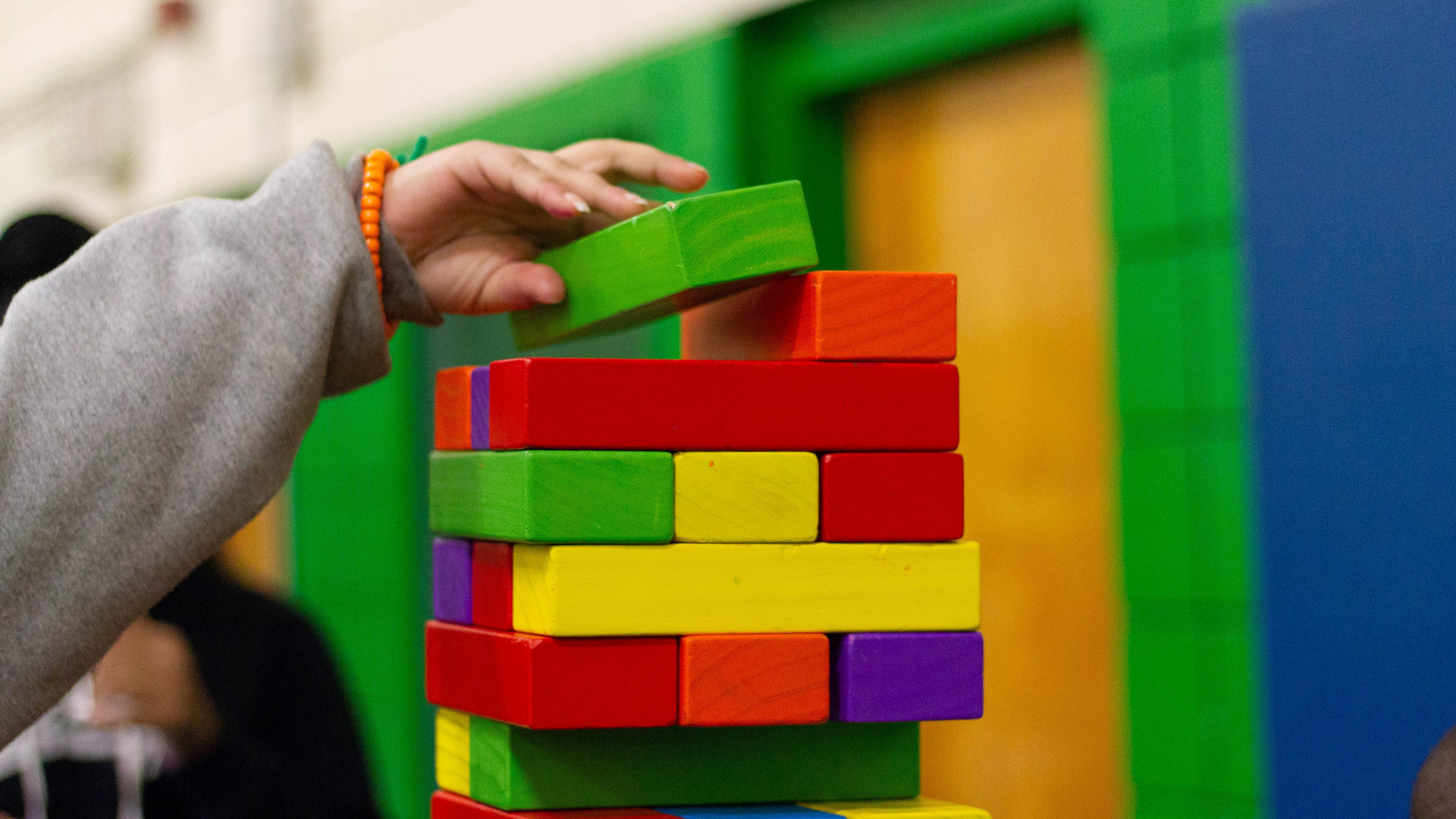 Un enfant joue avec des blocs de construction