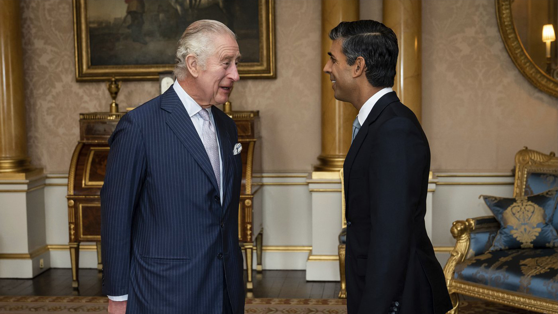 Le roi Charles III accueille Rishi Sunak lors d'une audience au palais de Buckingham, à Londres, où il a invité le chef nouvellement élu du Parti conservateur à devenir Premier ministre et à former un nouveau gouvernement, le mardi 25 octobre 2022.