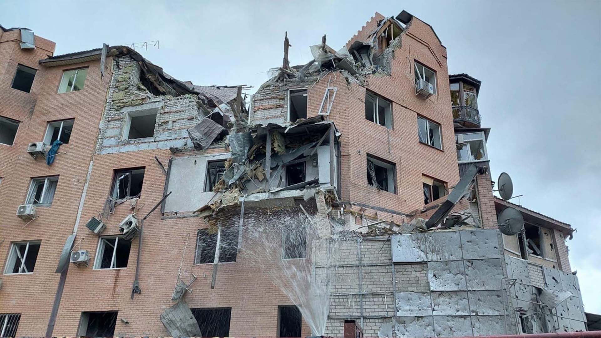 Sur cette photo publiée par le maire de Mykolaïv sur sa chaîne Telegram, un immeuble résidentiel est endommagé à la suite d'un bombardement nocturne à Mykolaïv, en Ukraine, le dimanche 23 octobre 2022. Un immeuble résidentiel voisin de 10 étages a également été endommagé. Les fenêtres et les portes ont été soufflées par les débris et l'onde de choc, et les balcons ont été endommagés. Aucune victime signalée. 
