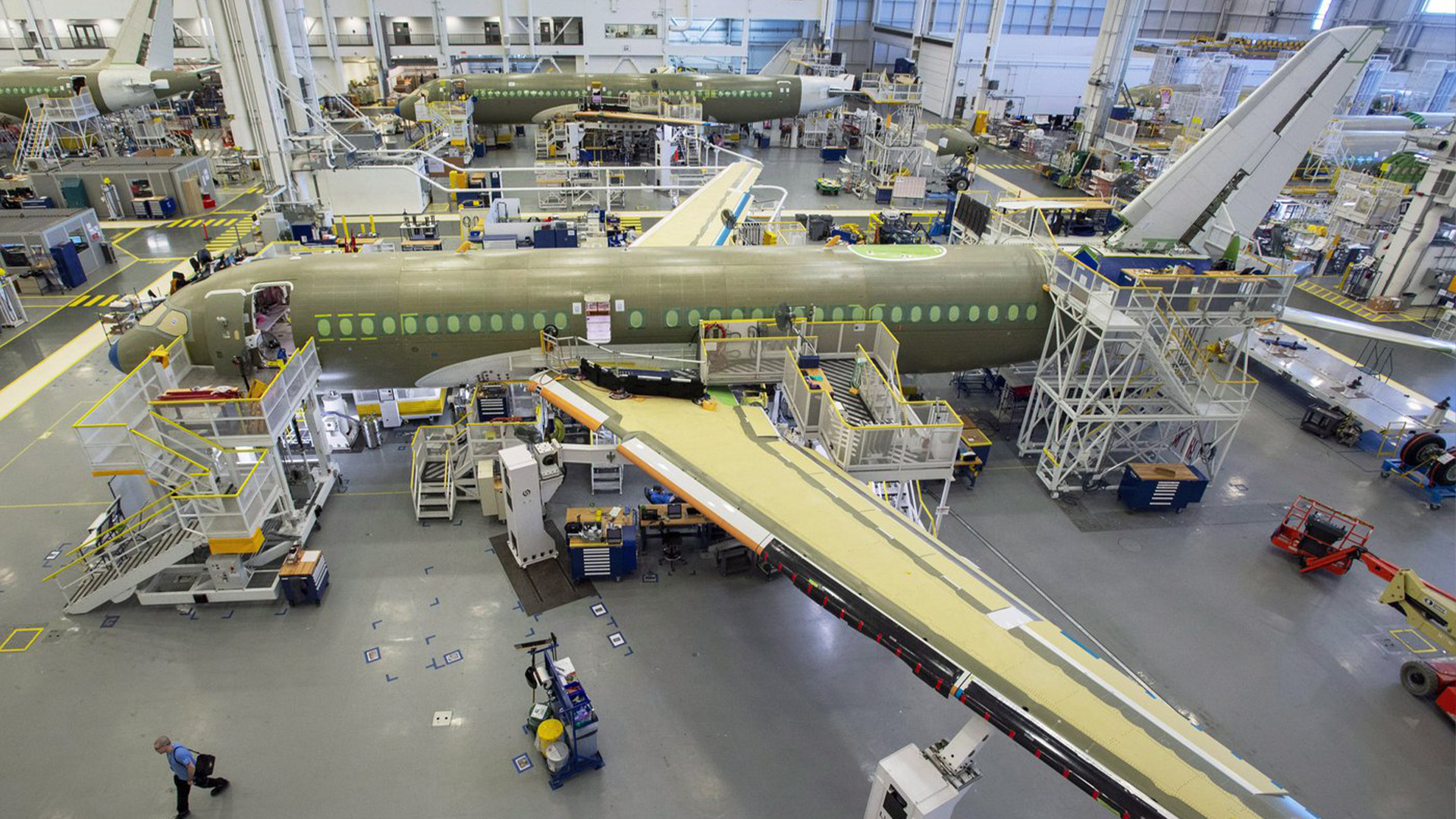 L'assemblage d'un avion Airbus A220 à l'usine de Mirabel, dans les Laurentides. 