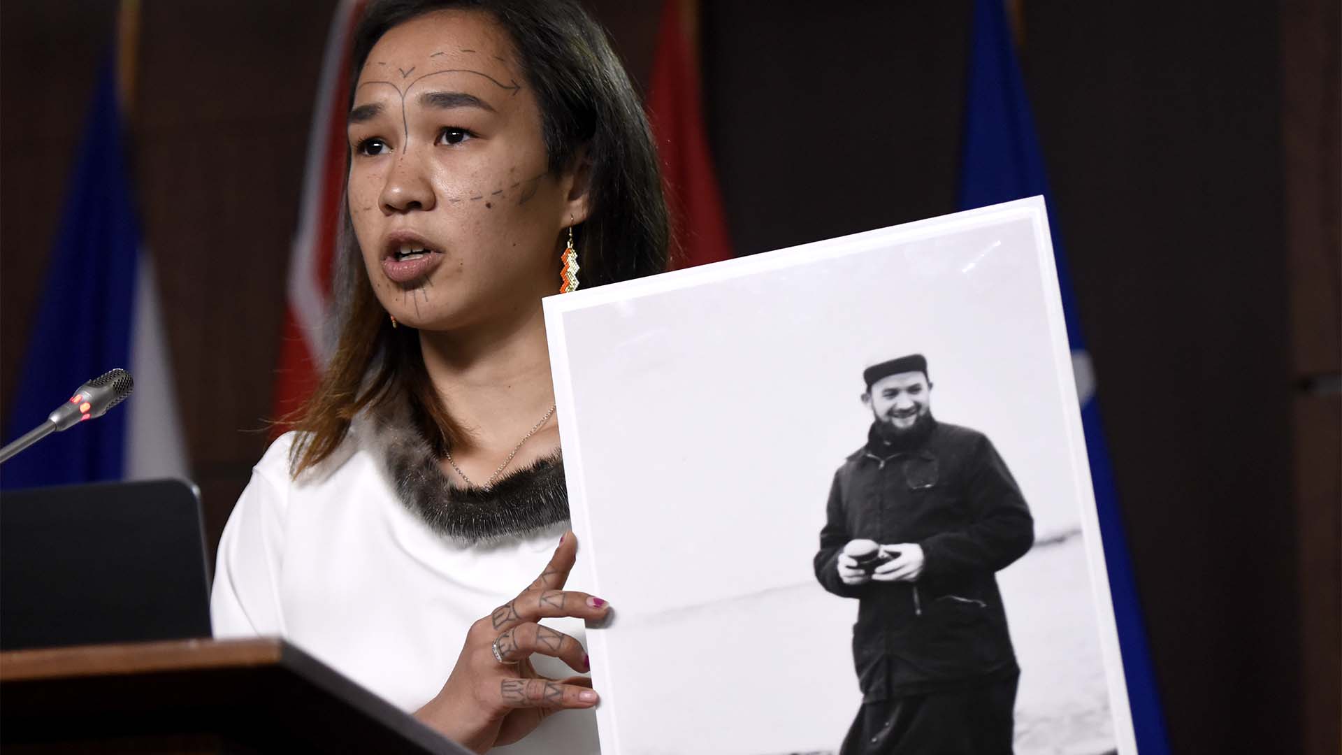Le député Mumilaaq Qaqqaq tient une photo du P. Johannes Rivoire lors d'une conférence de presse sur la Colline du Parlement à Ottawa, le jeudi 8 juillet 2021. L'ancien prêtre a longtemps été accusé d'avoir abusé d'enfants au Nunavut. 