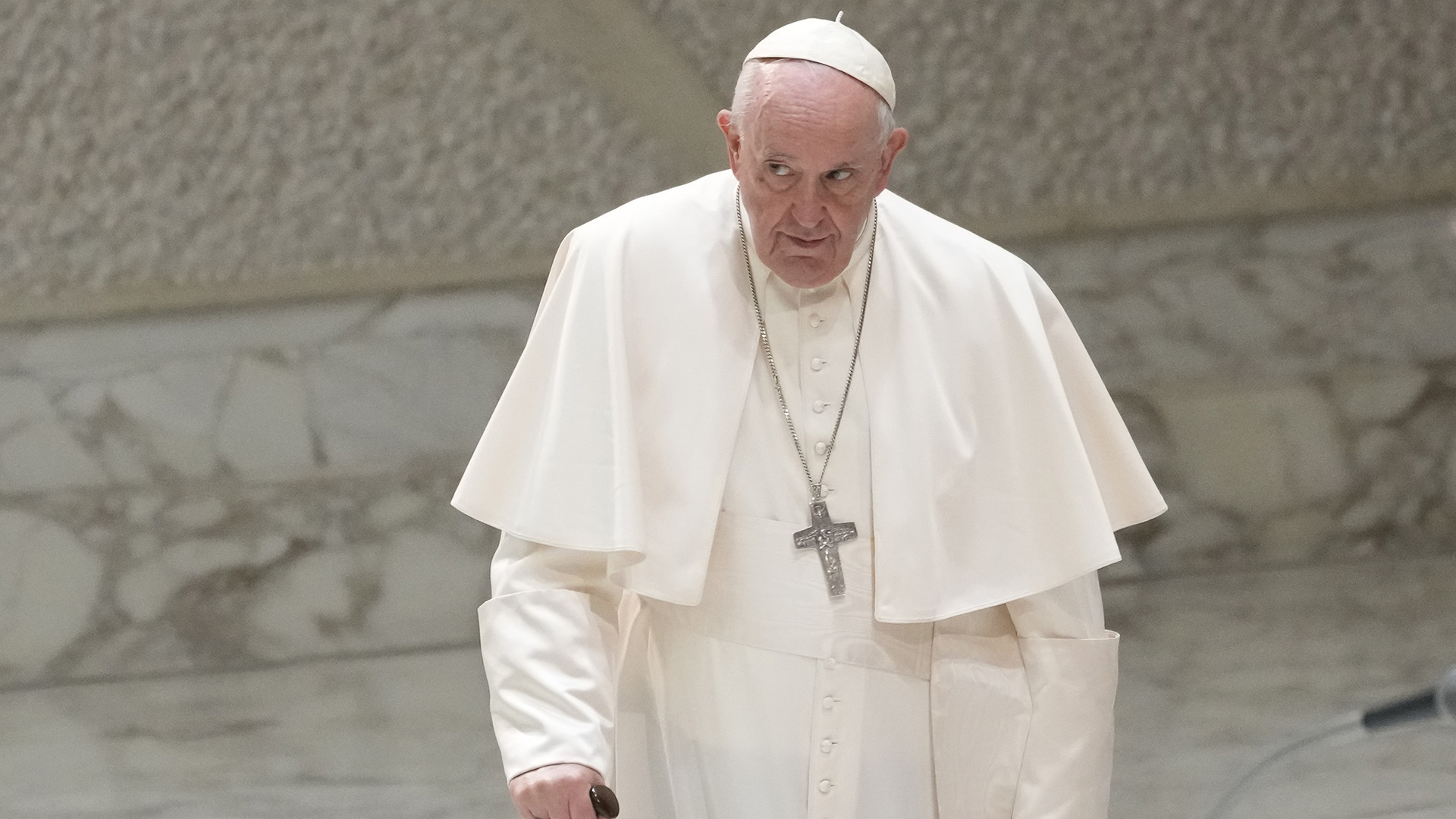 Le pape François a demandé aux prêtres et aux sœurs du clergé d’arrêter de regarder de la pornographie en ligne et de la supprimer de leurs appareils électroniques afin d’éviter de tomber dans la tentation.