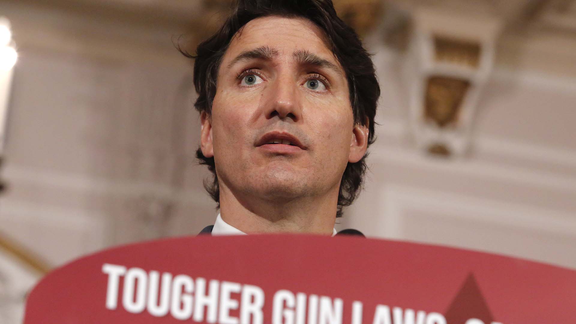 Le projet de loi C-21, déposé en mai dernier par le gouvernement de Justin Trudeau, vise à imposer un gel national sur l'achat, la vente, le transfert et l'importation des armes de poing.