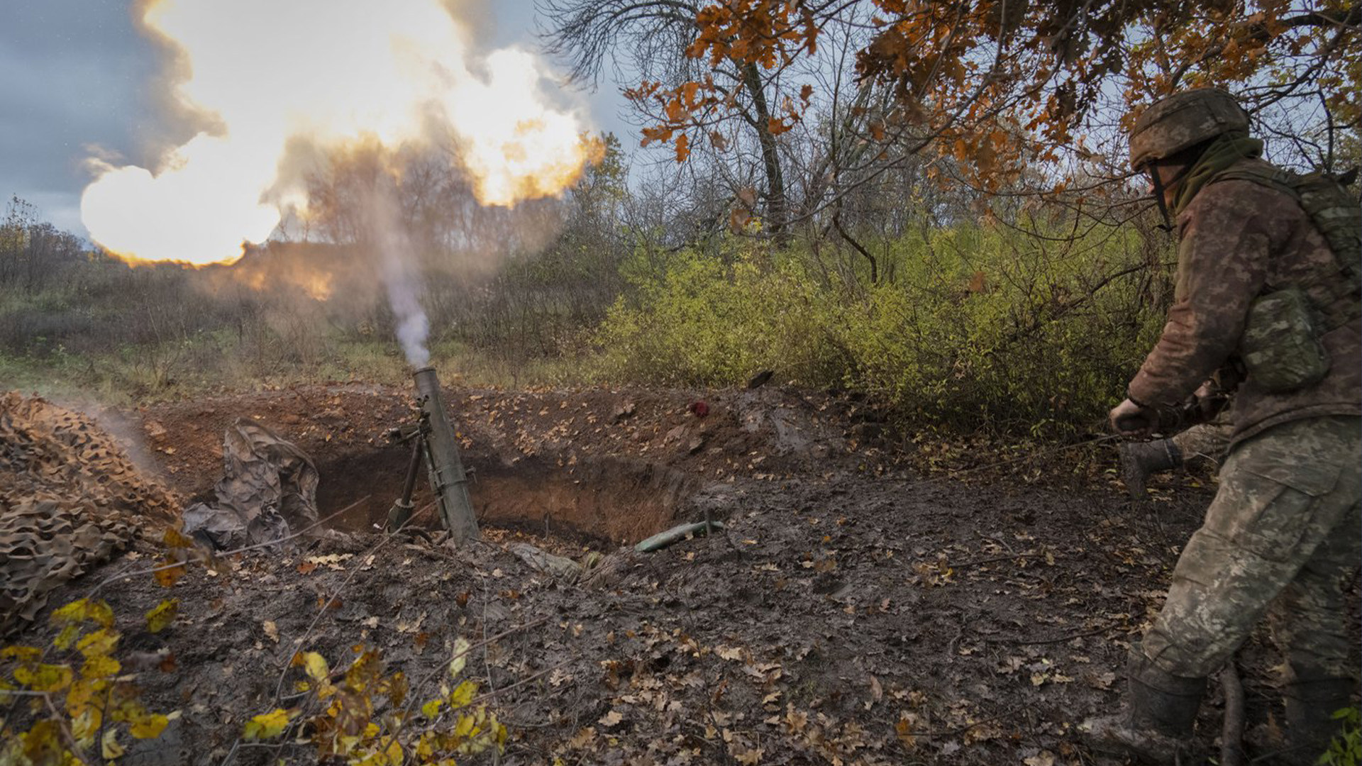 Les troupes ukrainiennes utilisent notamment des mortiers pour essayer de repousser les forces russes qui se rapprochent de Bakhmout.