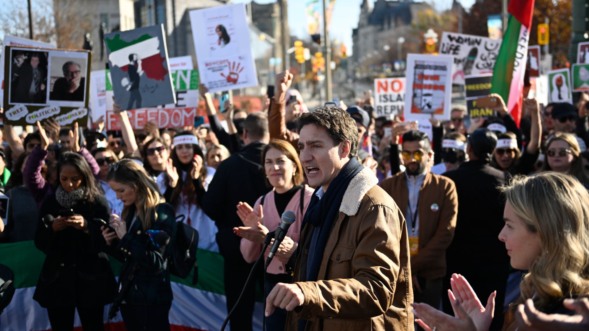 Le premier ministre du Canada Justin Trudeau s'adresse à la foule durant une manifestation, à Ottawa, le 29 octobre.