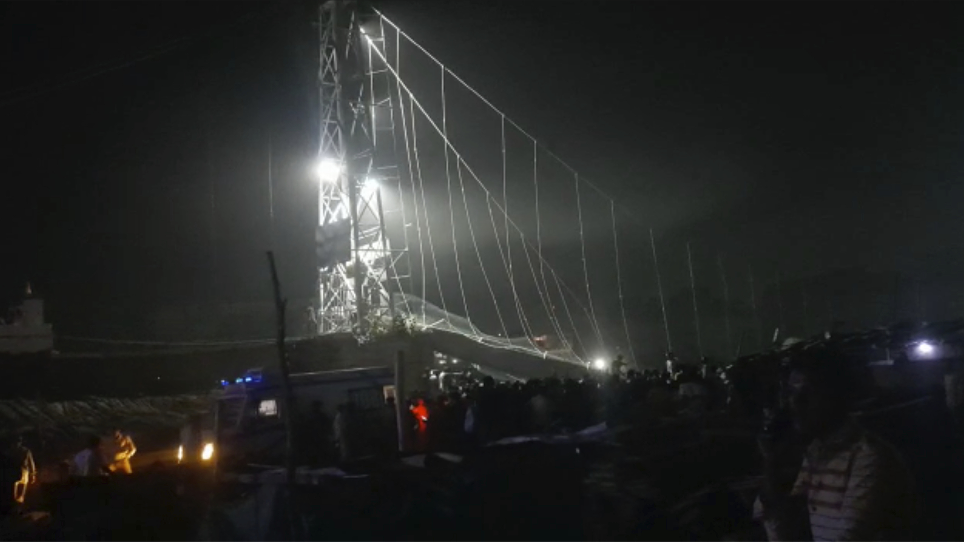Au moins 60 personnes sont mortes et beaucoup ont été blessées dimanche après l'effondrement d'un pont à câble sur une rivière dans l'État indien du Gujarat, jetant des centaines de personnes à l'eau,.