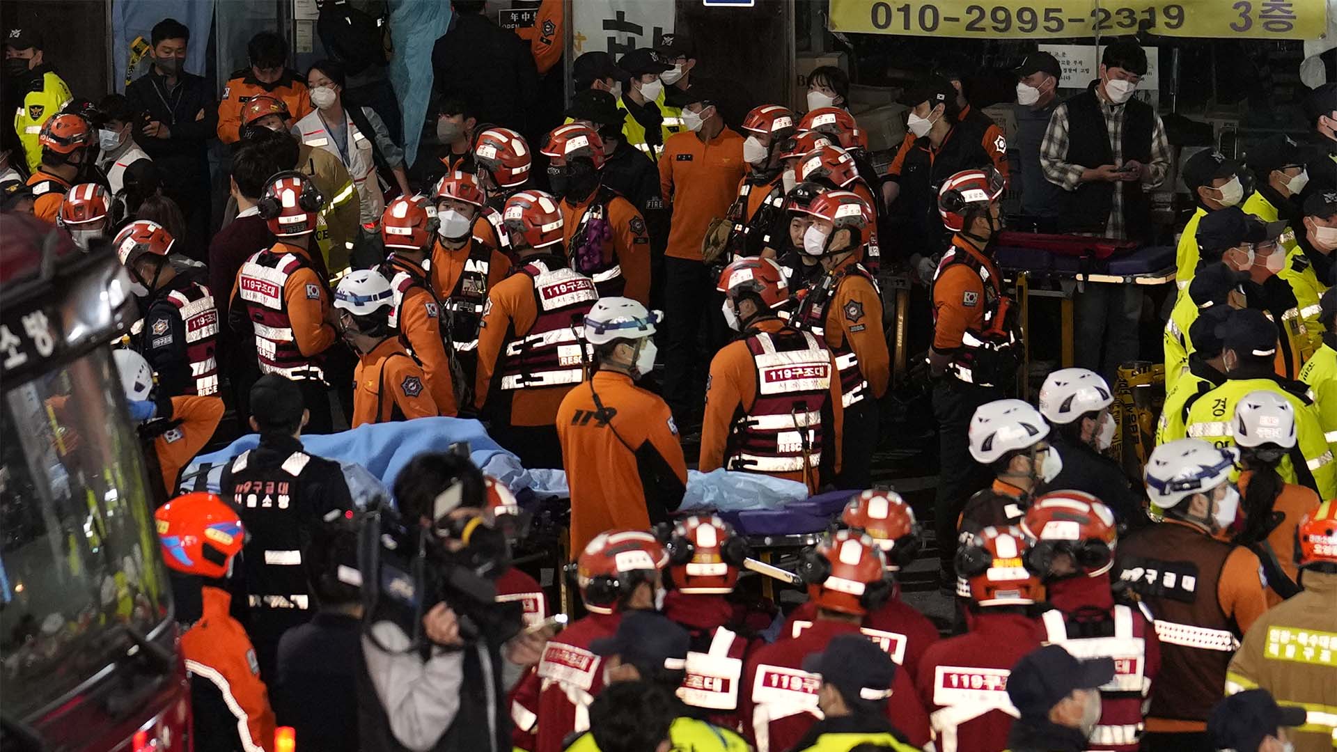 Des centaines de personnes ont été tuées et d'autres ont été blessées après avoir été écrasées par une grande foule qui se pressait dans une rue étroite lors des festivités d'Halloween à Séoul