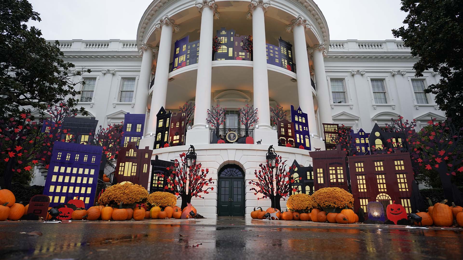La Maison Blanche est décorée pour Halloween avant que le Président Joe Biden et la Première Dame Jill Biden ne donnent des friandises aux enfants sur la pelouse sud de la Maison Blanche, le 31 octobre 2022, à Washington.