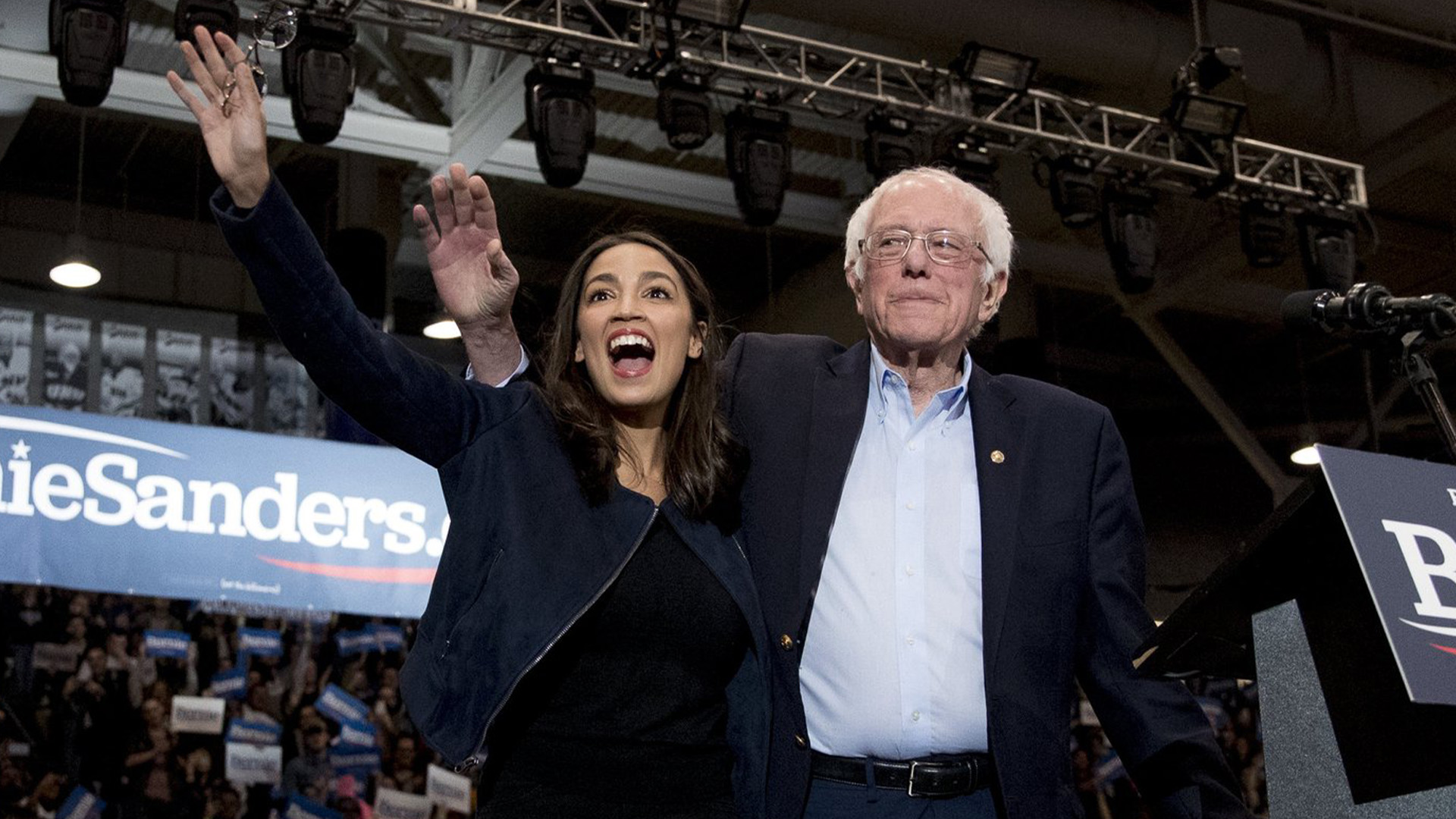 Le candidat démocrate à la présidence, le sénateur Bernie Sanders, I-Vt., accompagné de la représentante Alexandria Ocasio-Cortez, D-N.Y., à gauche, prend la scène lors de l'arrêt de la campagne au Whittemore Center Arena de l'Université du New Hampshire à Durham, N.H. , le 10 février 2020.