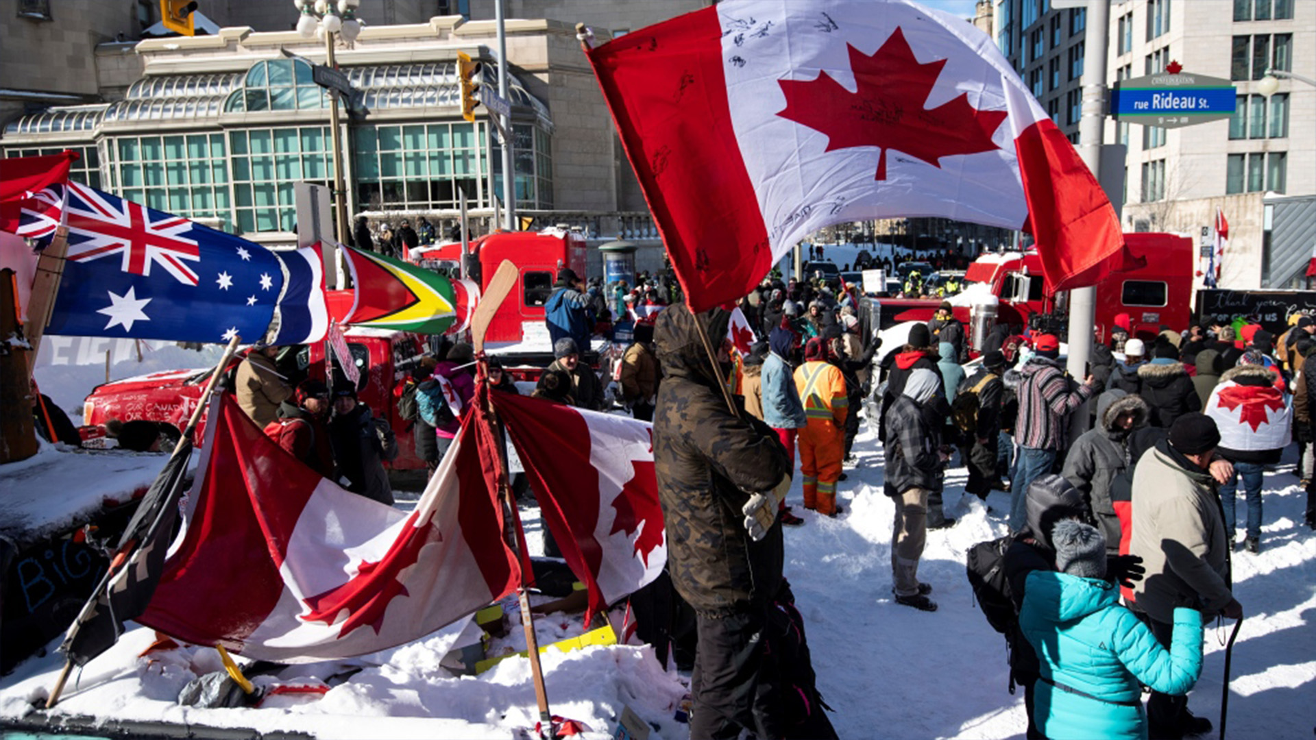Des manifestants sur la rue Rideau à Ottawa, le vendredi 18 février 2022.