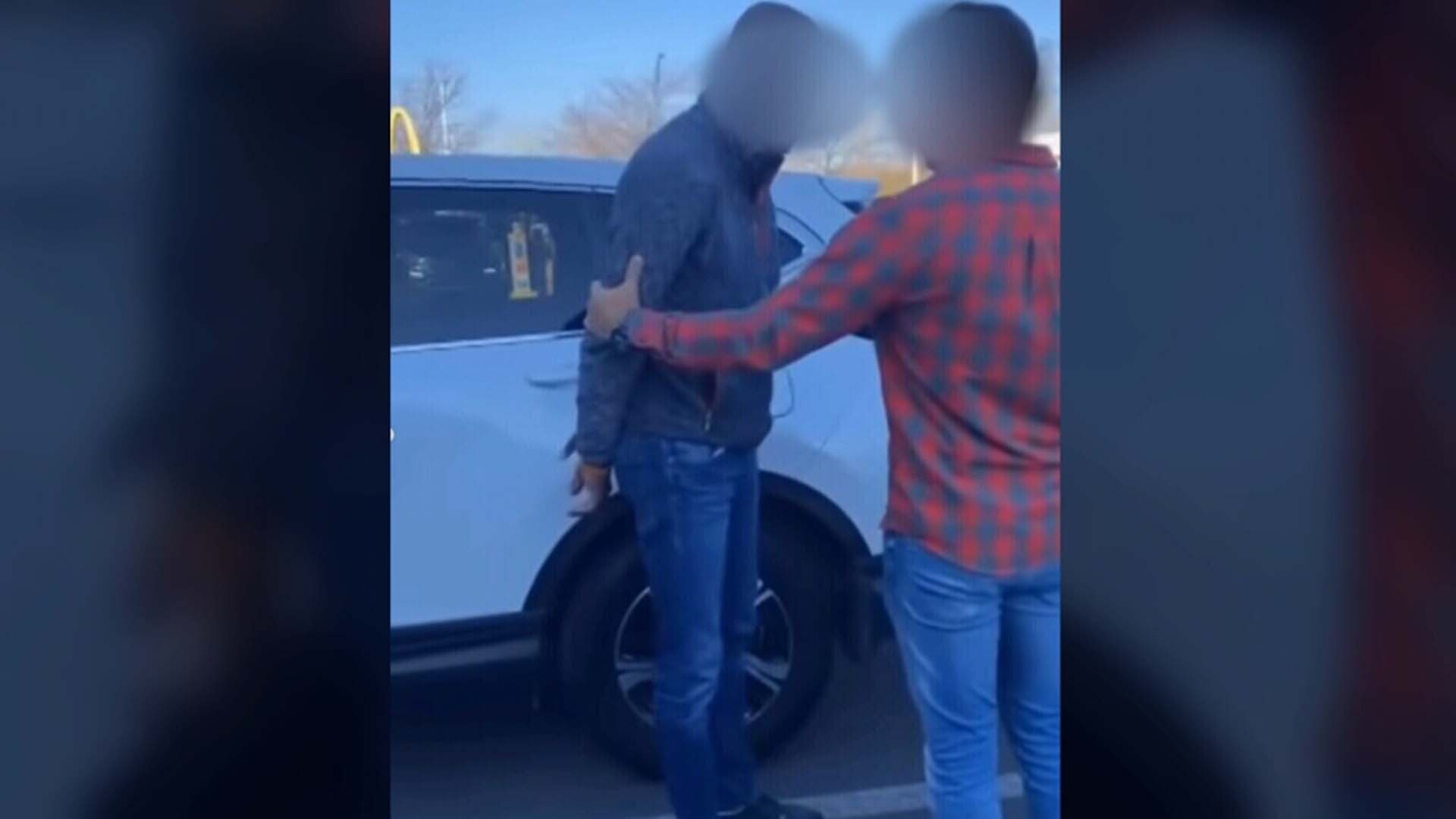 Dans une vidéo de l'incident qui circule sur les réseaux sociaux, l'homme demande aux agents s'ils lui ont passé les menottes parce qu'il est noir.