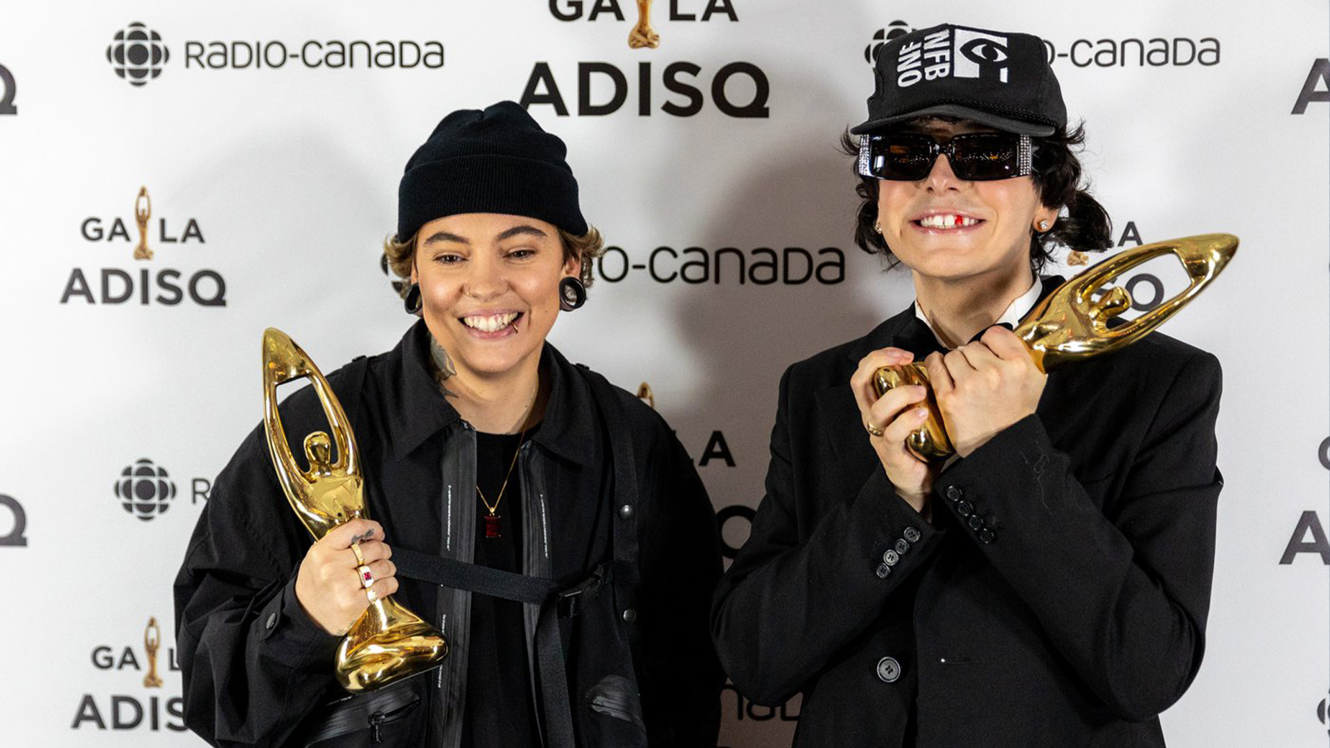 Roxane Bruneau, à gauche, et Hubert Lenoir tiennent leurs prix respectifs d'interprète féminin et masculin de l'année lors de la 17e édition du gala de l'ADISQ à Montréal, le dimanche 6 novembre 2022.