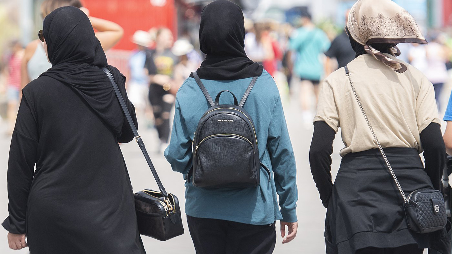 La loi interdit aux travailleurs du secteur public en position d'autorité, y compris les enseignants, les policiers et les juges, de porter des symboles religieux tels que le hijab, la kippa ou le turban, au travail.