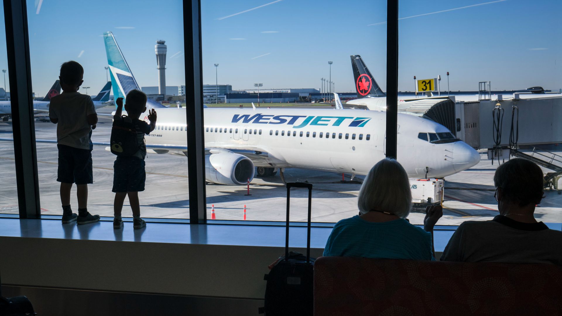 La compagnie aérienne établie à Calgary affirme que 31 autres vols sont annulés lundi en raison des conséquences de la panne combinées aux conditions hivernales.