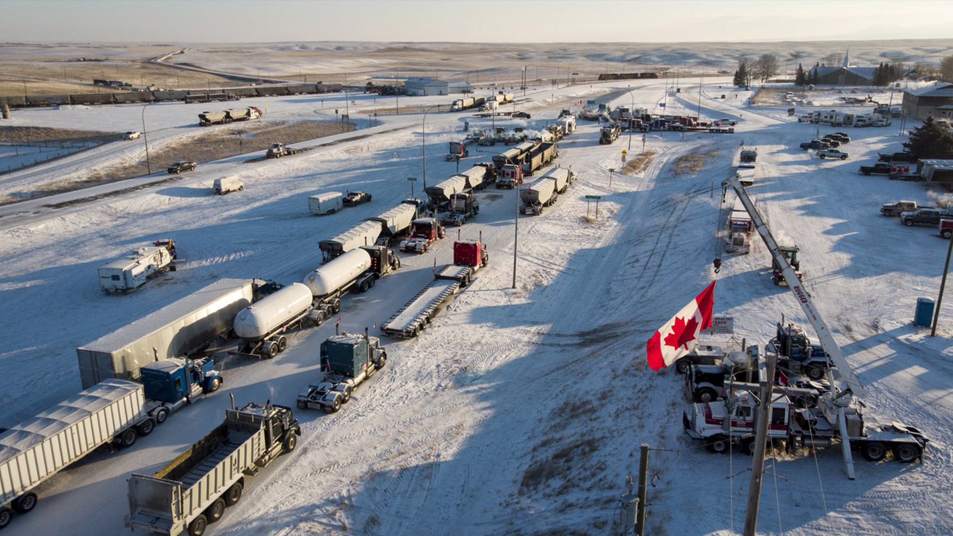 Un convoi de camions de manifestants du mandat de vaccination anti-COVID-19 continue de bloquer l'autoroute au passage frontalier américain très fréquenté à Coutts, en Alberta, le 2 février 2022.