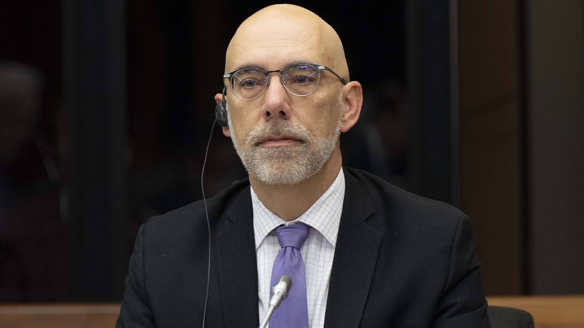Le directeur parlementaire du budget, Yves Giroux, attend de comparaître devant le Comité sénatorial des finances nationales, le mardi 25 octobre 2022 à Ottawa. 