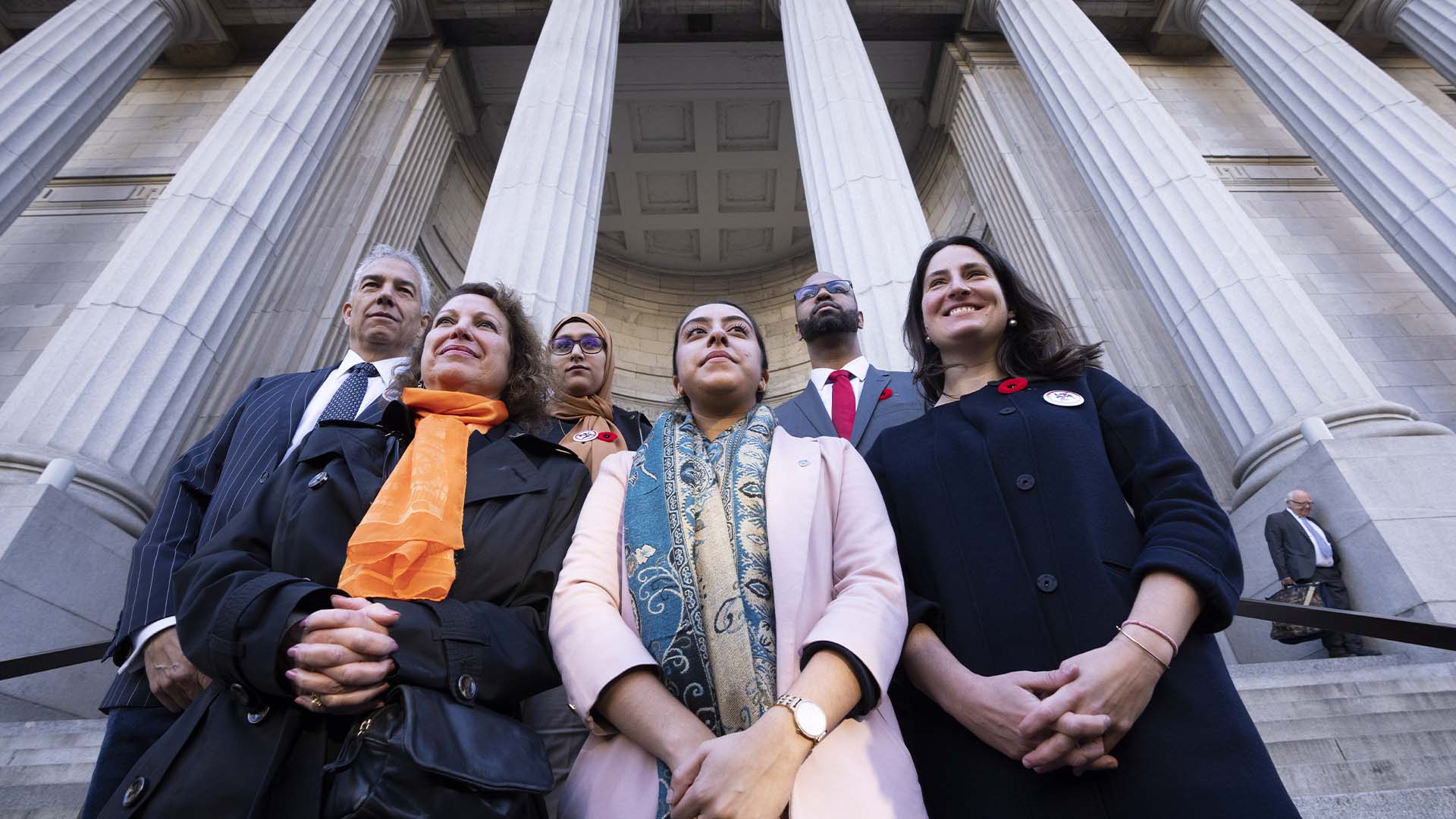 Les dirigeants communautaires Frank Baylis, la révérende Diane Rollert, inconnue, Harginder Kaur, Stephen Brown et Laura Berger, de gauche à droite, se tiennent à l'extérieur de la Cour d'appel lors de la première journée d'audiences sur l'appel du projet de loi 21 à Montréal, le lundi 7 novembre 2022. 