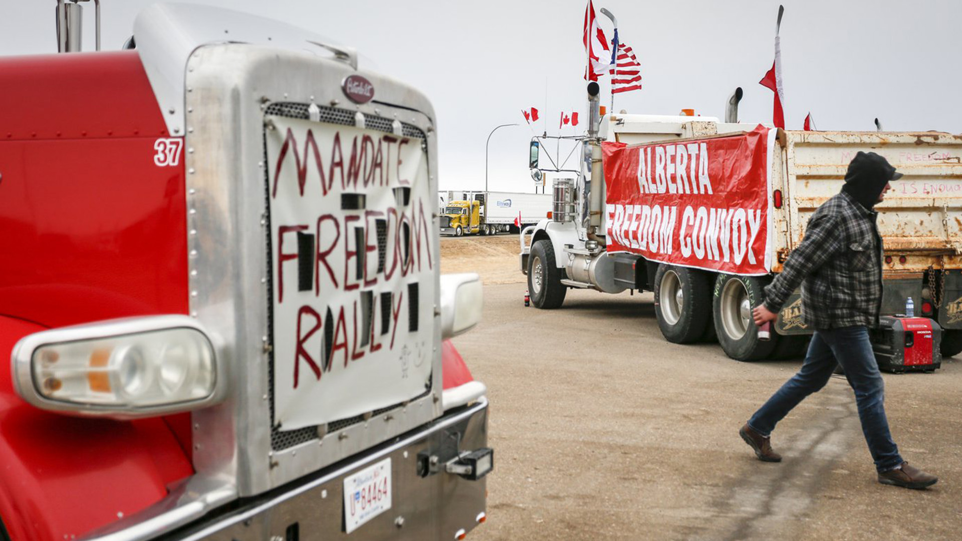Des manifestants anti-mandat se rassemblent alors qu'un convoi de camions bloque l'autoroute du passage frontalier américain très fréquenté à Coutts, en Alberta, le lundi 31 janvier 2022.