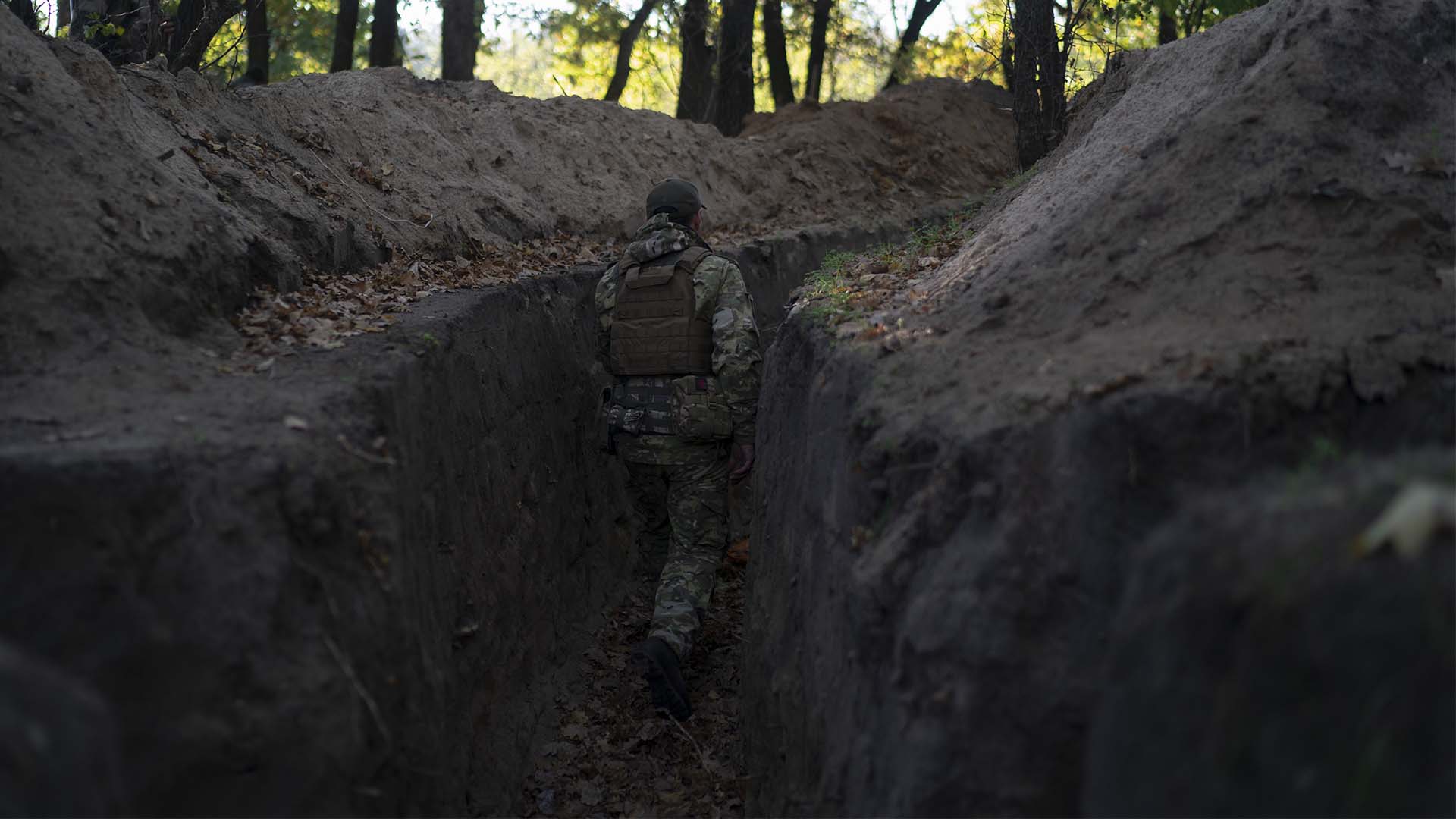 Un militaire ukrainien vérifie les tranchées creusées par des soldats russes dans une zone reprise dans la région de Kherson, en Ukraine, le mercredi 12 octobre 2022. 