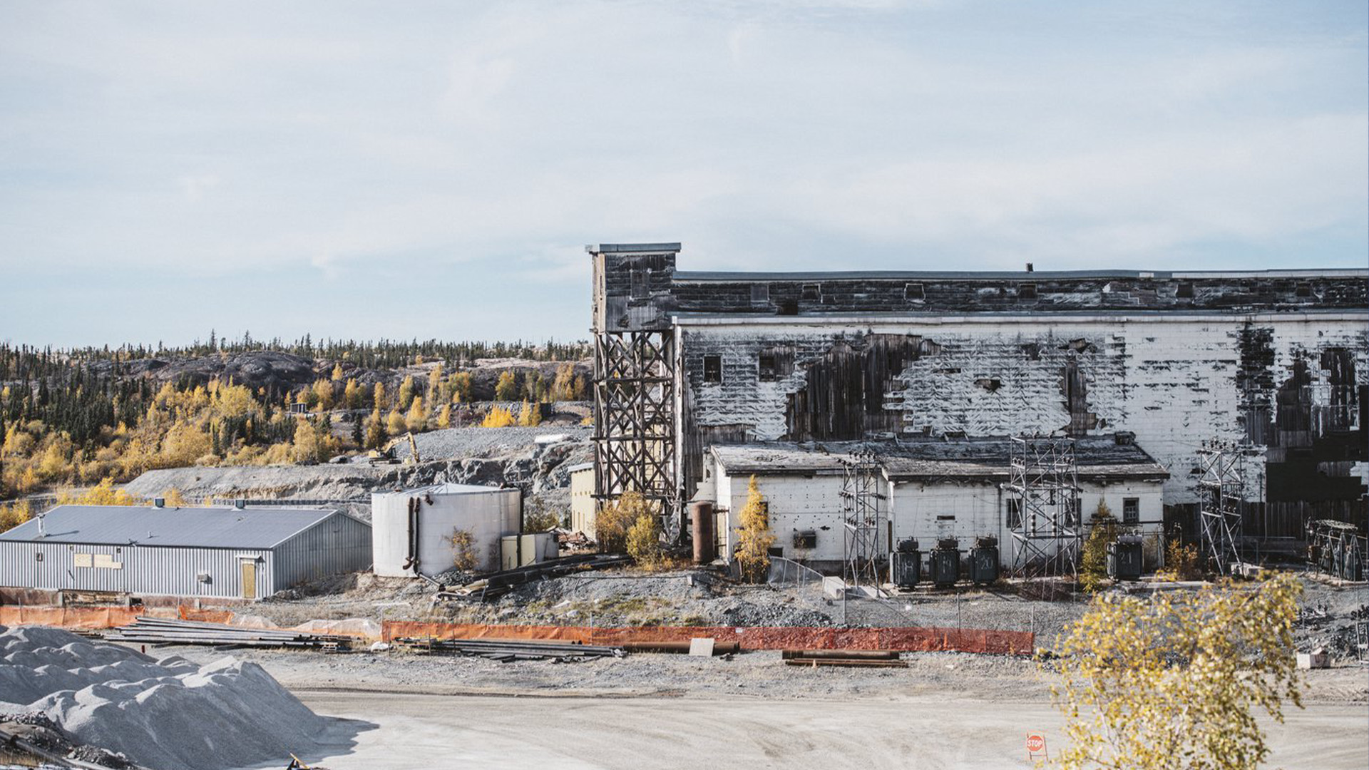 L'ancienne usine de la mine Giant est présentée lors d'une visite de la surface du site du projet d'assainissement de la mine Giant près de Yellowknife, le mercredi 21 septembre 2022. On estime maintenant que le nettoyage de l'un des sites les plus contaminés au Canada coûte aux contribuables plus de quatre fois ce que était initialement prévu.