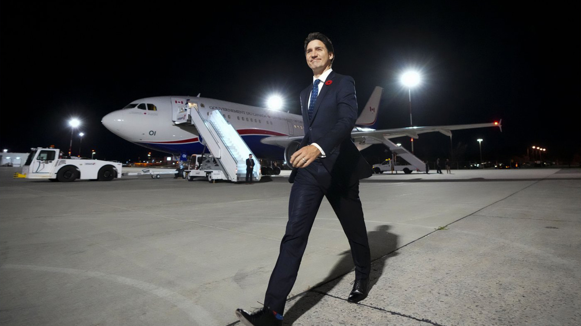 Le premier ministre Justin Trudeau a été photographié tard jeudi soir à Ottawa, juste avant son départ pour le Cambodge. 