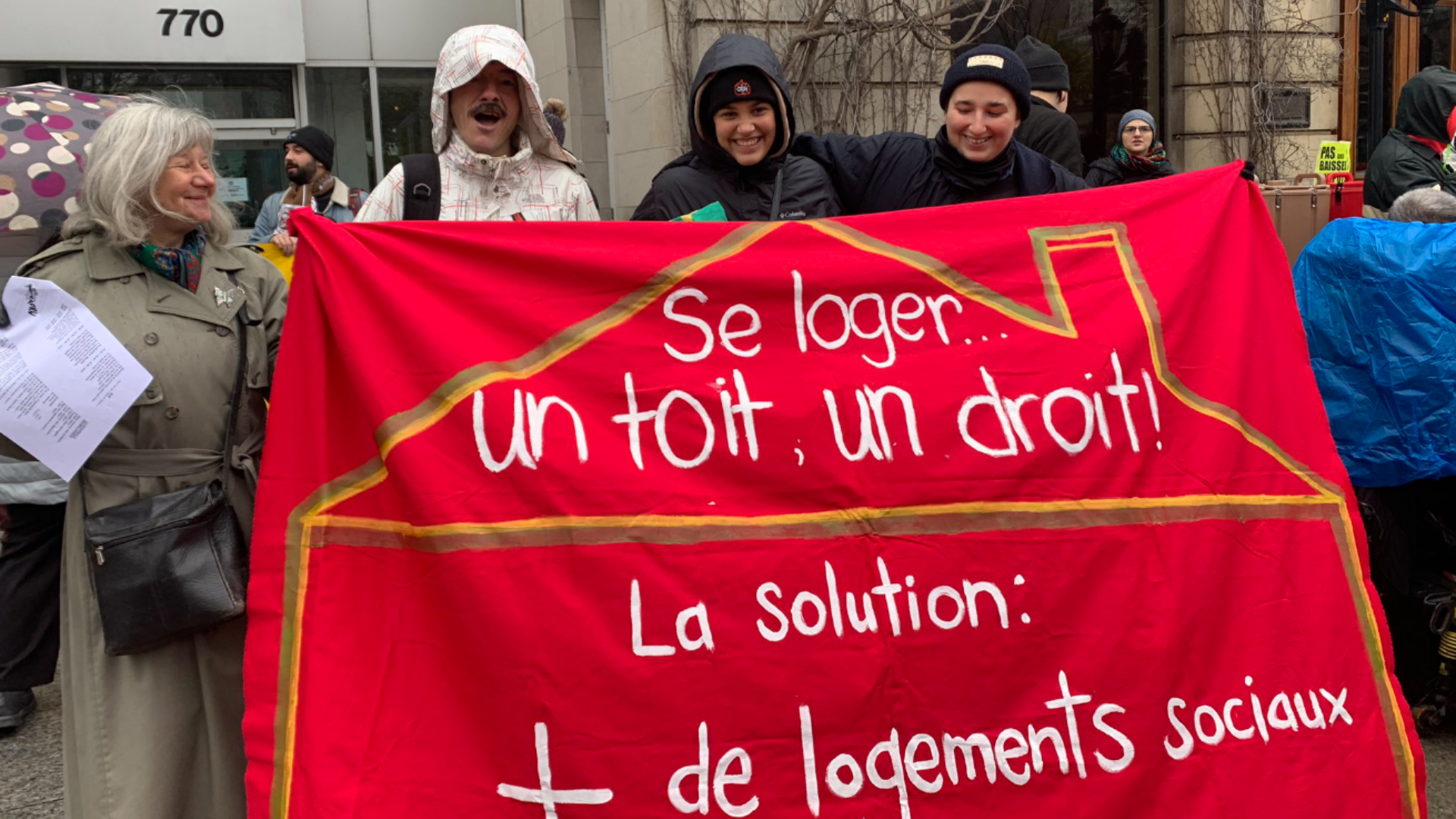 Démonstration du FRAPRU devant les bureaux de François Legault, le 13 novembre.