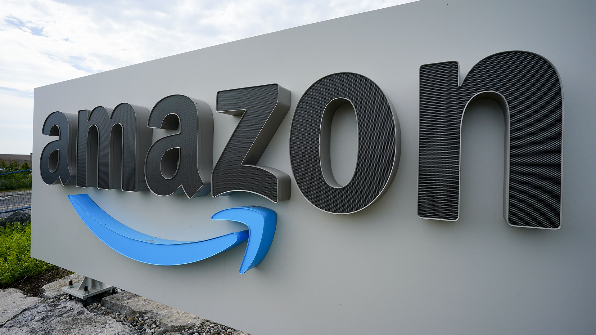 Le géant américain Amazon s’apprêterait à licencier environ 10 000 employés de bureau et de la division technologique à compter de cette semaine. 