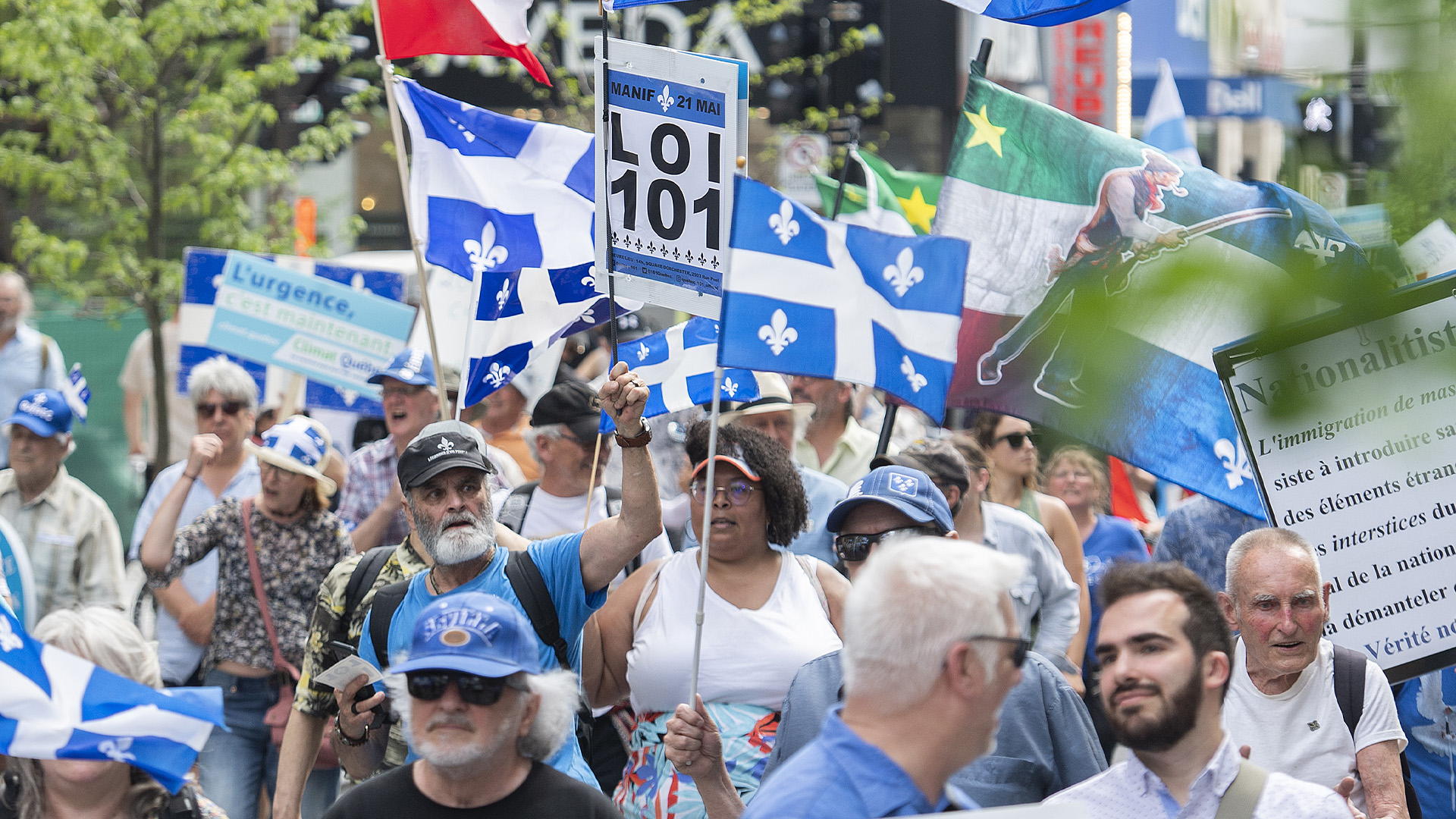 Des gens participent à une marche en faveur de la loi 101 à Montréal, le samedi 21 mai 2022.