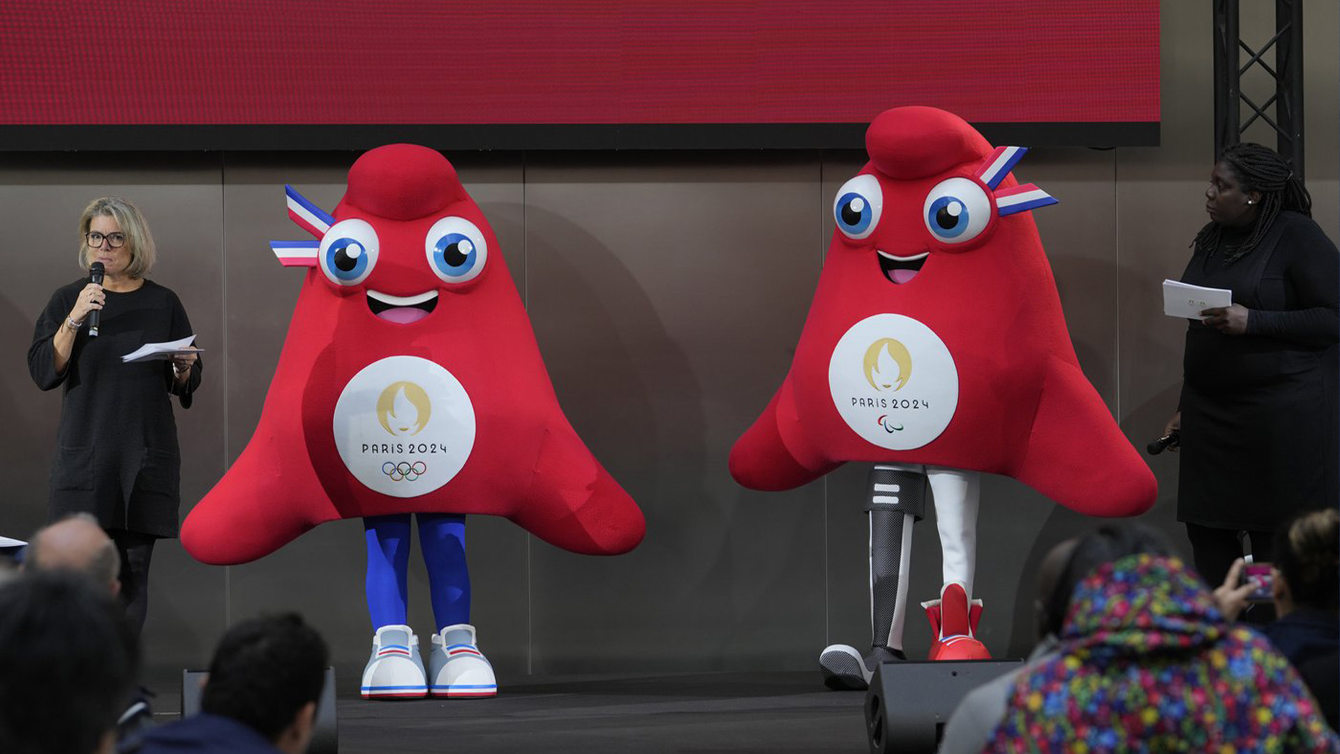 Les mascottes des Jeux olympiques de Paris 2024, à gauche, et des Jeux paralympiques sont présentées lundi 14 novembre 2022 à Saint-Denis, en région parisienne.