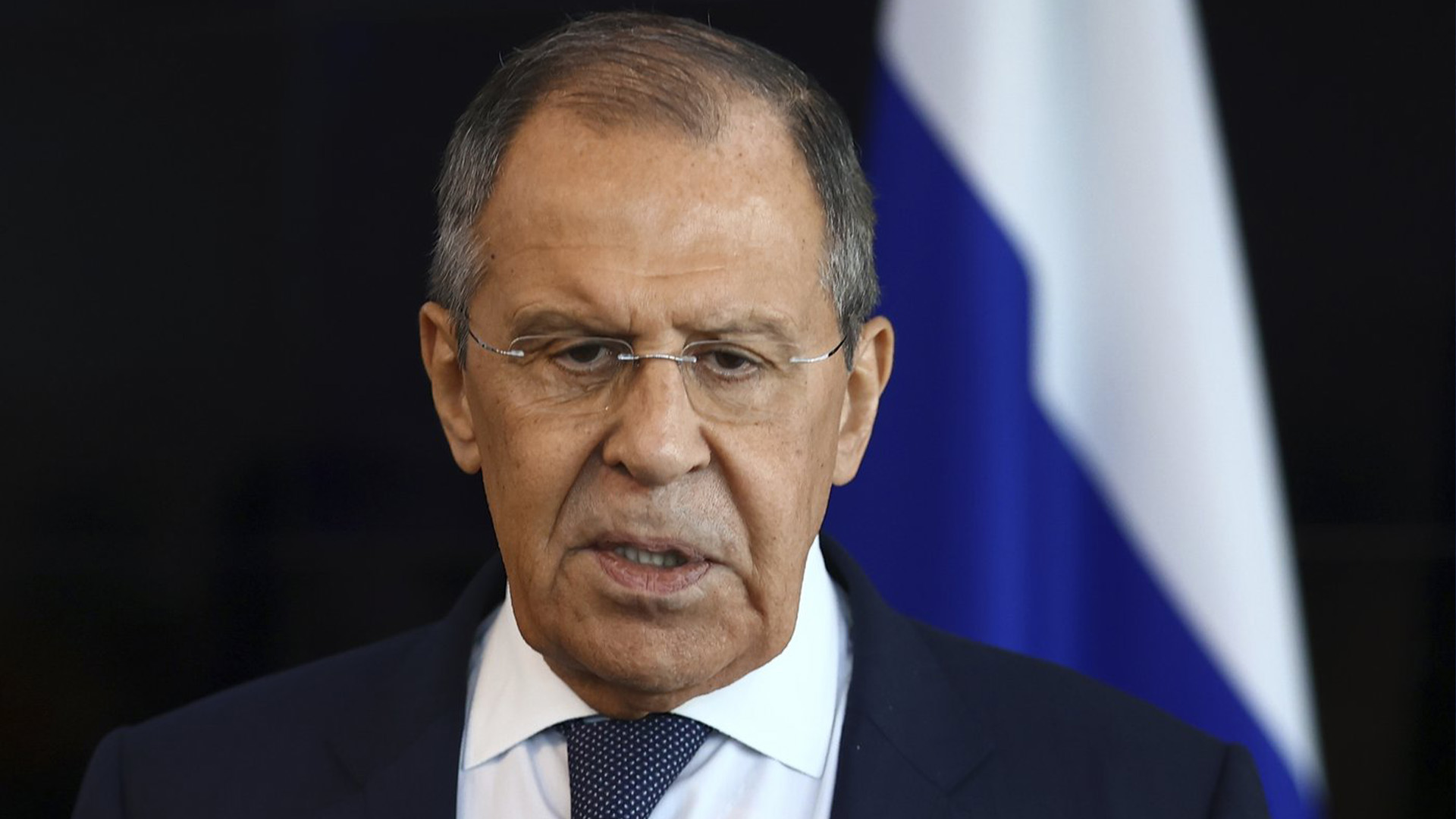 Le ministre russe des Affaires étrangères Sergueï Lavrov s'adresse aux journalistes russes après le sommet de l'ASEAN sur la zone commerciale Australie-Nouvelle-Zélande (AANZTA) à Phnom Penh, au Cambodge, le dimanche 13 novembre 2022.