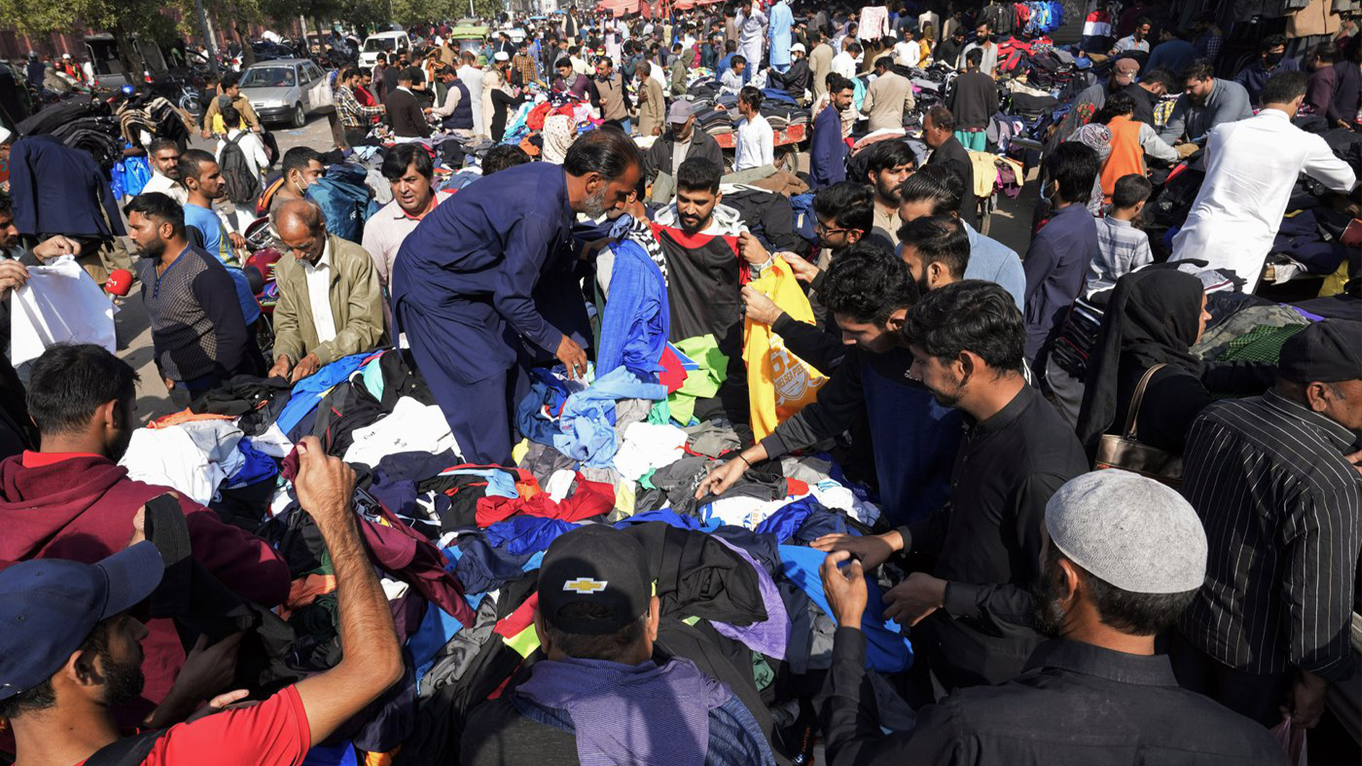 Des Pakistanais font leurs courses à Lahore, au Pakistan, le lundi 13 novembre 2022. La population mondiale devrait atteindre environ 8 milliards de personnes le mardi 15 novembre, selon une projection des Nations Unies.