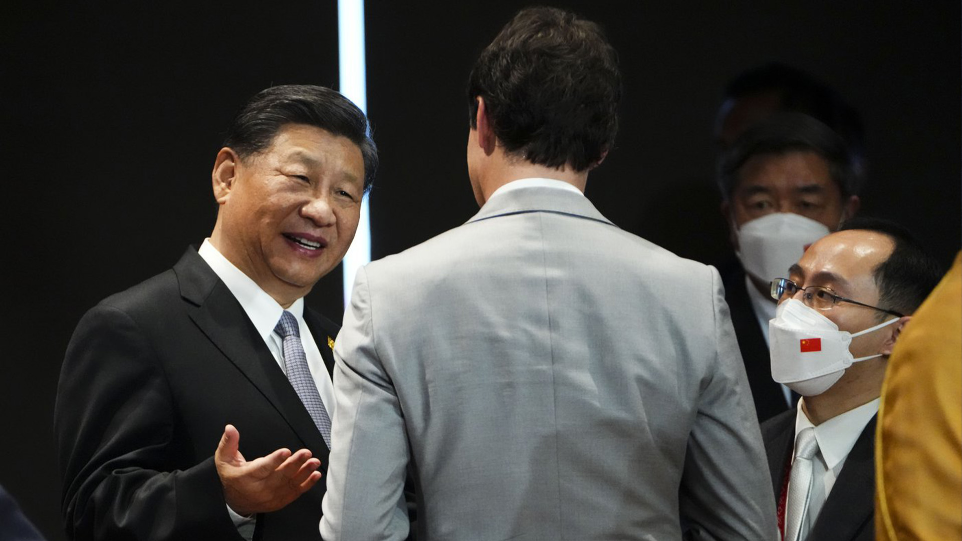 Le premier ministre Justin Trudeau s'entretient avec le président chinois Xi Jinping après avoir participé à la séance de clôture du Sommet des dirigeants du G20 à Bali, en Indonésie, le mercredi 16 novembre 2022.
