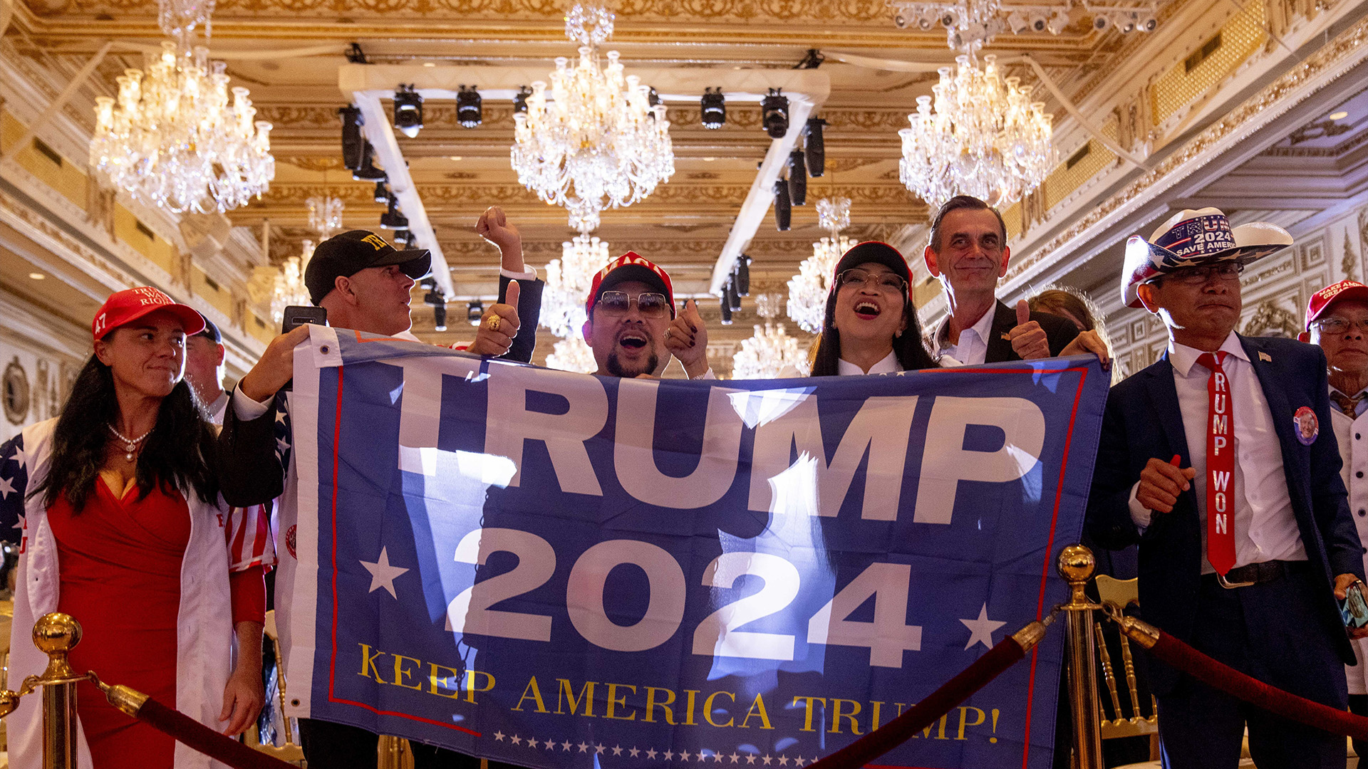 Les partisans applaudissent après que l'ancien président Donald Trump a annoncé qu'il se présente à la présidence pour la troisième fois à Mar-a-Lago à Palm Beach, en Floride, le mardi 15 novembre 2022.
