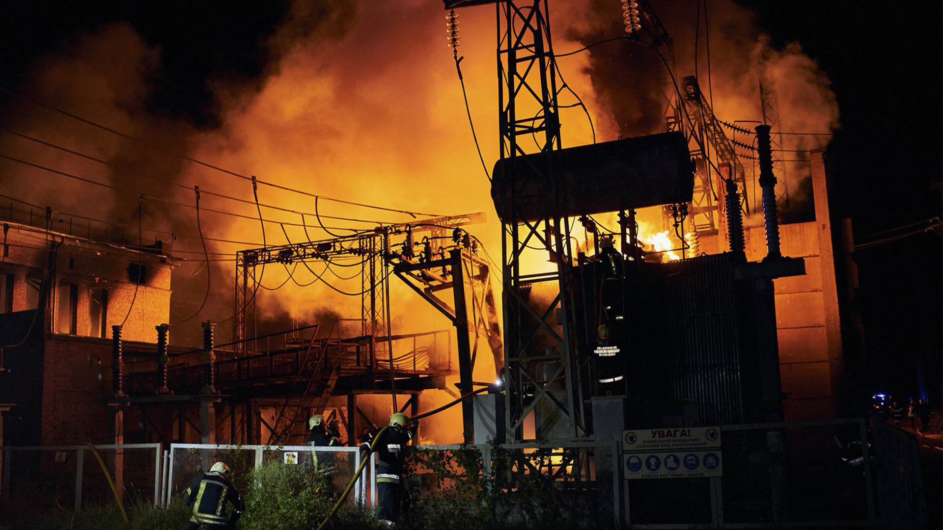 Les pompiers des services d'urgence de l'État ukrainien ont éteint l'incendie après qu'une attaque à la roquette russe a frappé une centrale électrique à Kharkiv, en Ukraine, le dimanche 11 septembre 2022. Les régions de Kharkiv et de Donetsk ont été complètement déconnectées lors de l'attaque à la roquette.