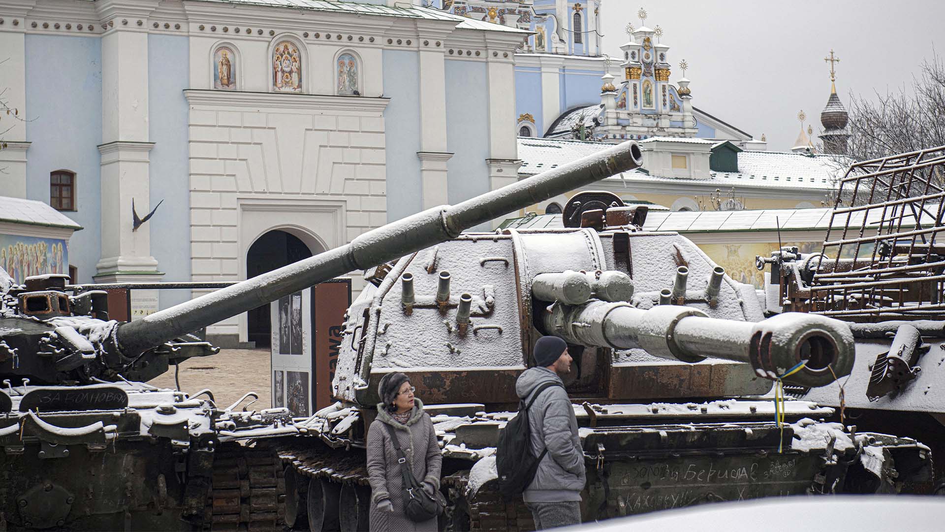 Des piétons passent devant une exposition de chars et de véhicules blindés russes détruits après des chutes de neige dans le centre-ville de Kyiv, en Ukraine, le jeudi 17 novembre 2022. (AP Photo/Andrew Kravchenko)
