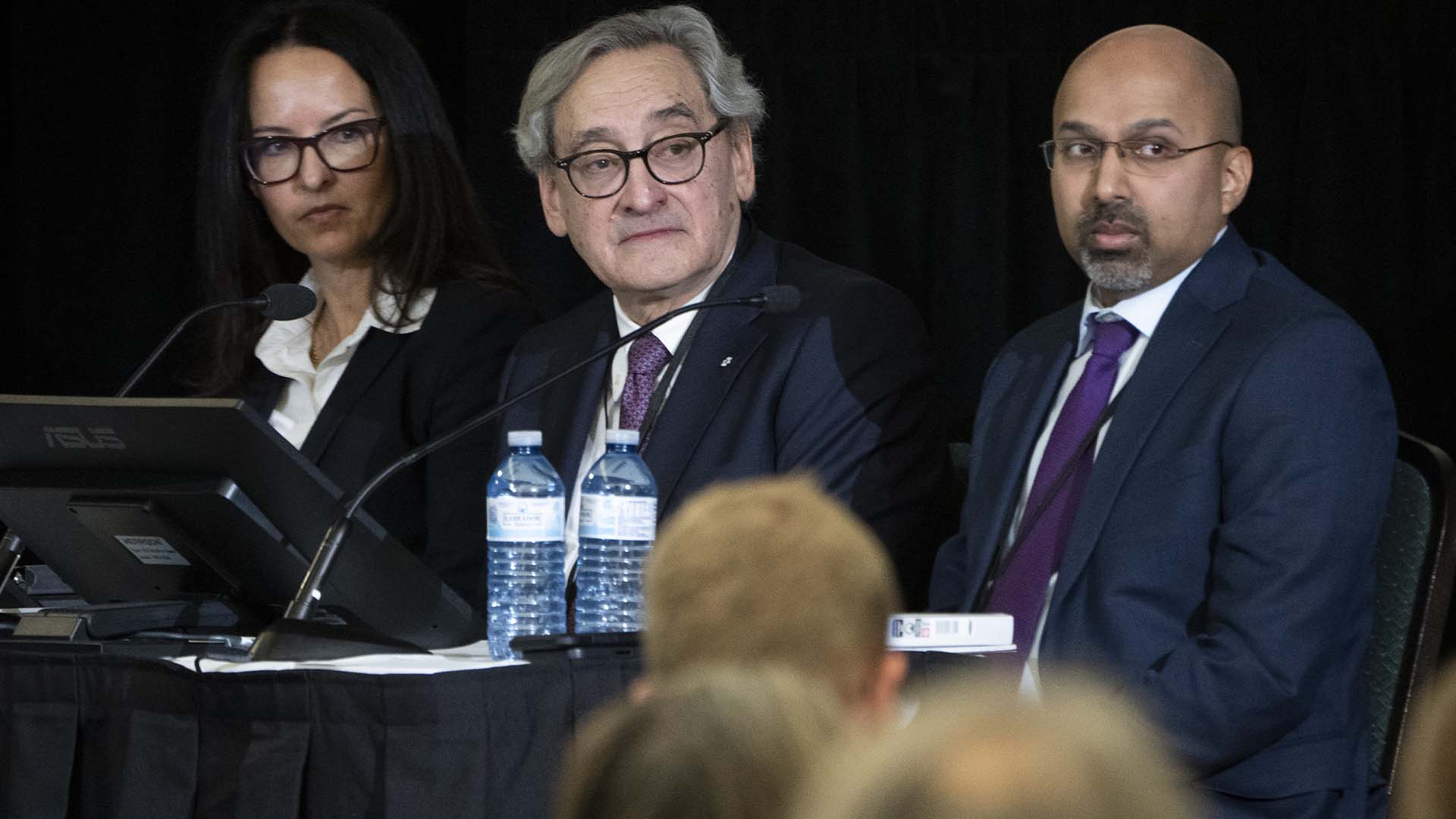 Les responsables de Finances Canada Isabelle Jacques, Michael Sabia et Rhys Mendes écoutent les avocats parler lors de la Commission d'urgence, le jeudi 17 novembre 2022 à Ottawa. 