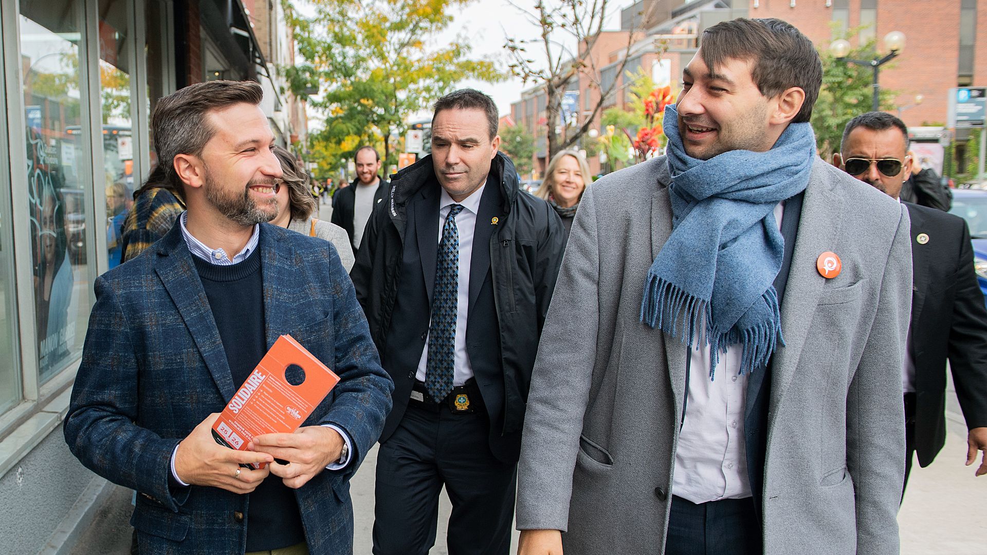 Le candidat solidaire Guillaume Cliche-Rivard (à droite) accompagné du co-porte-parole de Québec solidaire, Gabriel Nadeau-Dubois (à droite) lors de la campagne électorale provinciale.