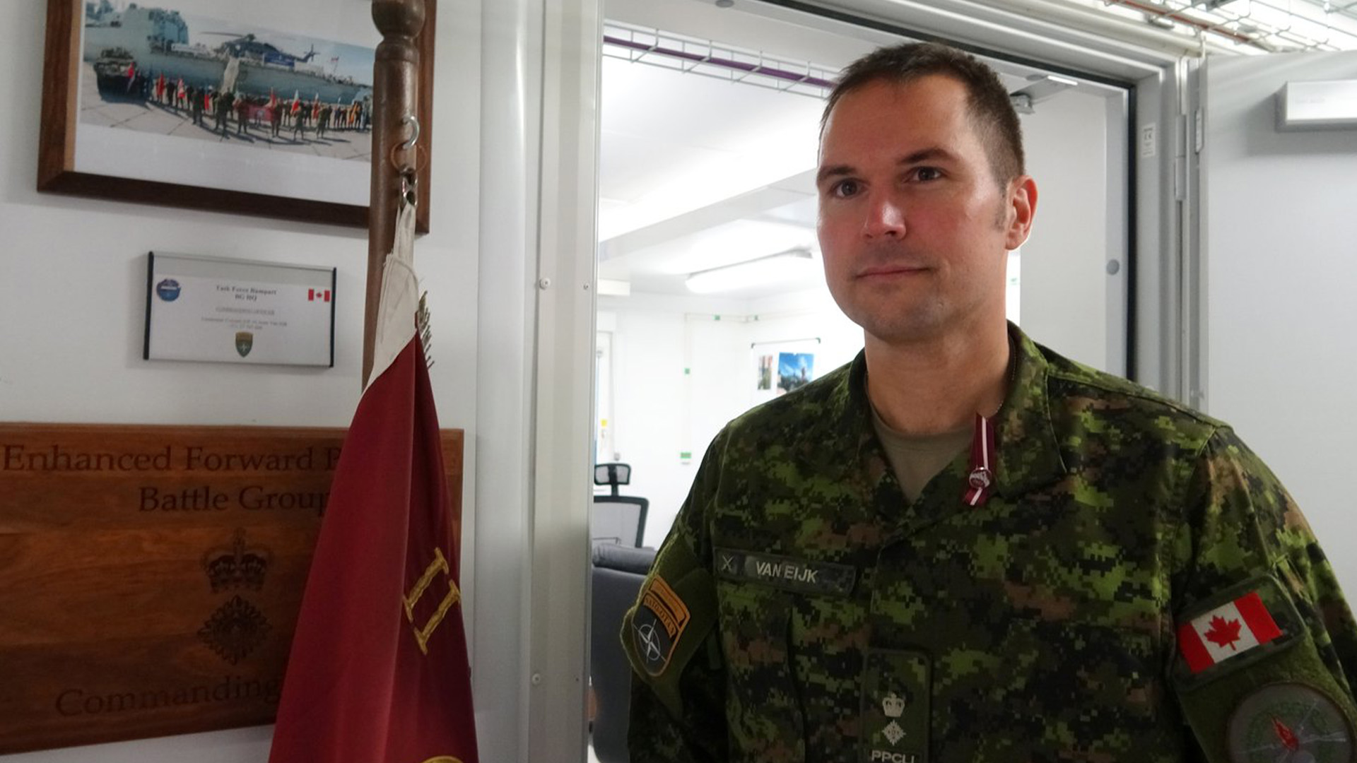 Lieutenant-colonel canadien Jesse van Eijk pose dans son bureau à la base militaire de Camp Adazi près de Riga, en Lettonie, le mercredi 16 novembre 2022.