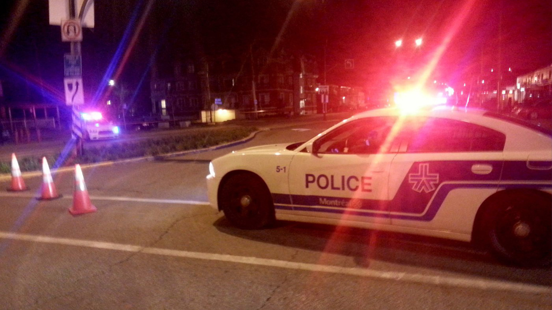 Des coups de feu ont été tirés jeudi soir dans une fenêtre d'une résidence du quartier Parc-Extension, à Montréal, mais le Service de police de la Ville de Montréal (SPVM) ne signale aucun blessé.