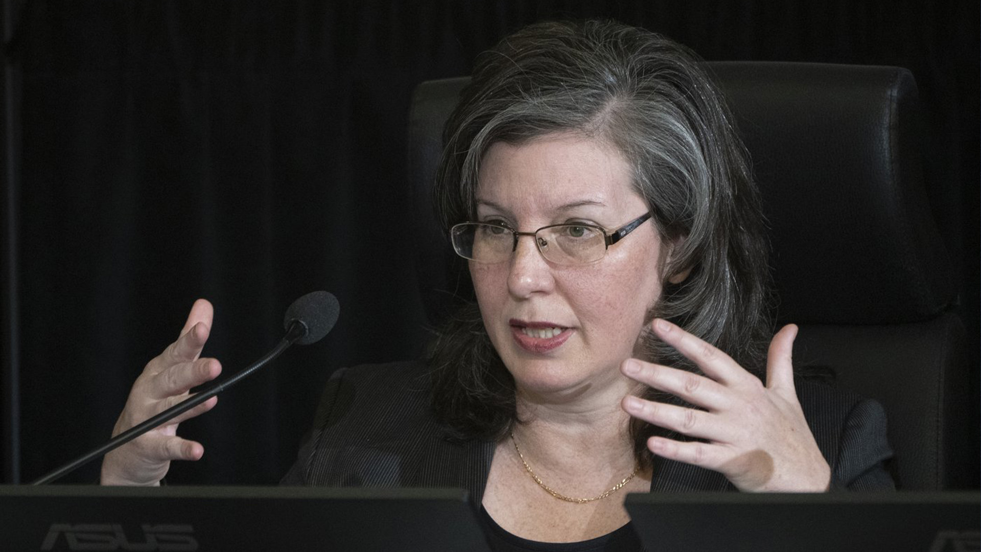 Jacqueline Bogden, sous-secrétaire du gouvernement à la protection civile, témoigne devant la Commission d'urgence sur l'ordre public, le vendredi 18 novembre 2022 à Ottawa.
