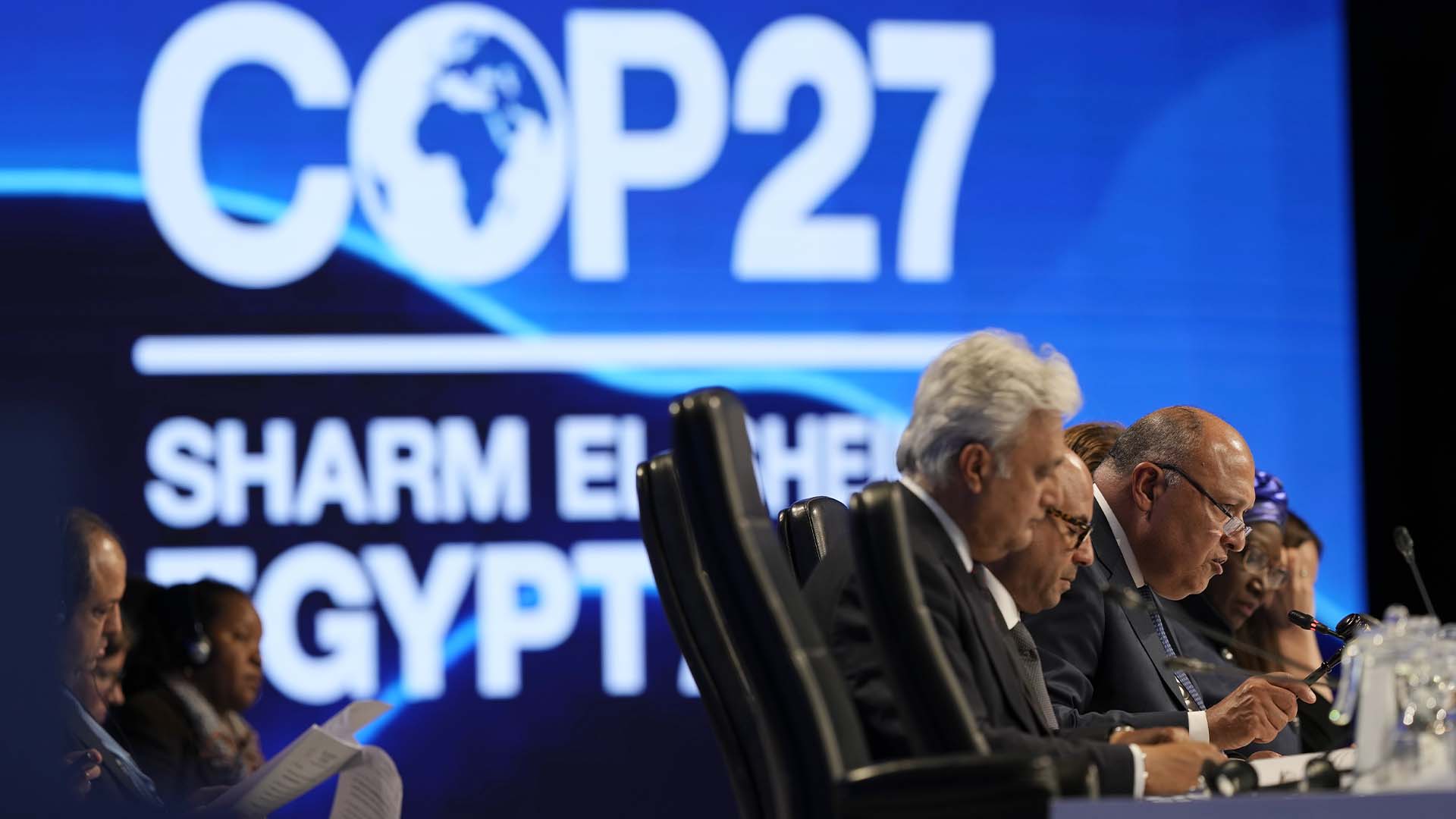 Sameh Shoukry, président du sommet climatique COP27, à droite, s'exprime lors de la session plénière de clôture du sommet climatique de l'ONU, le 20 novembre 2022.