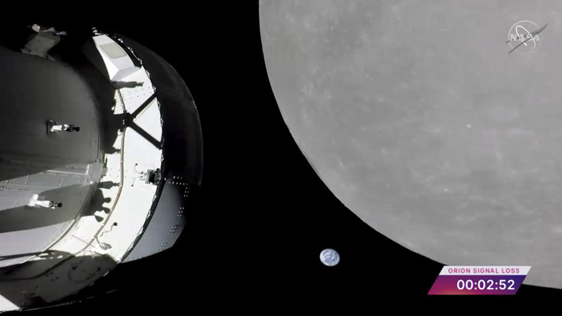Cette capture d'écran de NASA TV montre la capsule Orion de la NASA, à gauche, près de la lune, à droite, le lundi 21 novembre 2022. Au centre se trouve la terre.