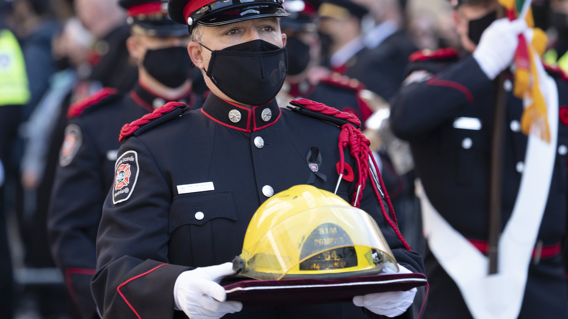 Le casque du pompier Pierre Lacroix est transporté à l'église pour ses funérailles à Montréal, le vendredi 29 octobre 2021. M. Lacroix s'est noyé lors d'une opération de sauvetage dans les rapides de Lachine.