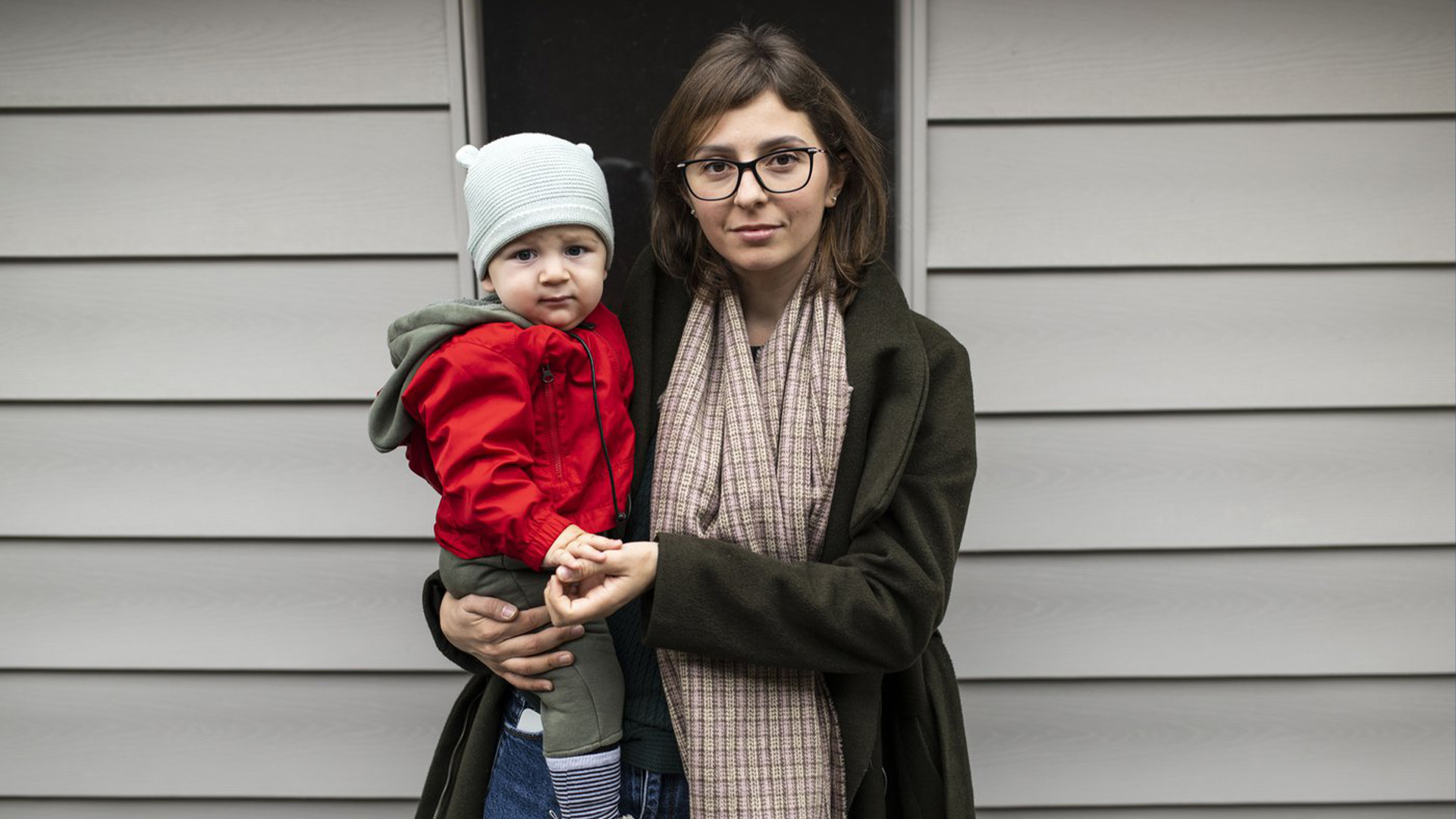 Inna Fomina, qui est venue au Canada pour se réfugier de la guerre en Ukraine, se tient avec son fils Adrian Derevianko, 10 mois, devant leur domicile à Ottawa, le lundi 31 octobre 2022.
