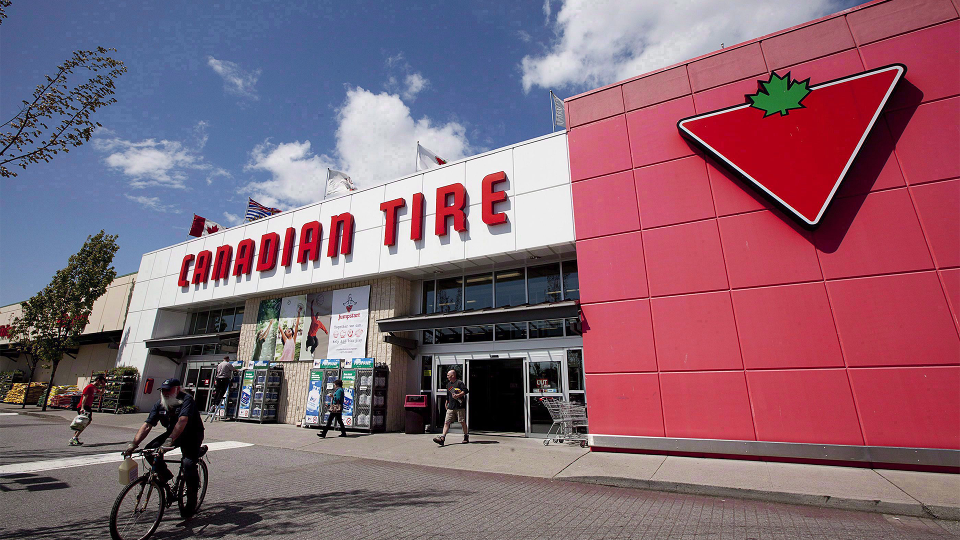 Des groupes syndicaux canadiens ont porté plainte auprès d'un organisme de surveillance fédéral affirmant que Canadian Tire n'avait pas veillé à ce que les travailleurs de ses usines de fournisseurs sud-asiatiques reçoivent un salaire décent.