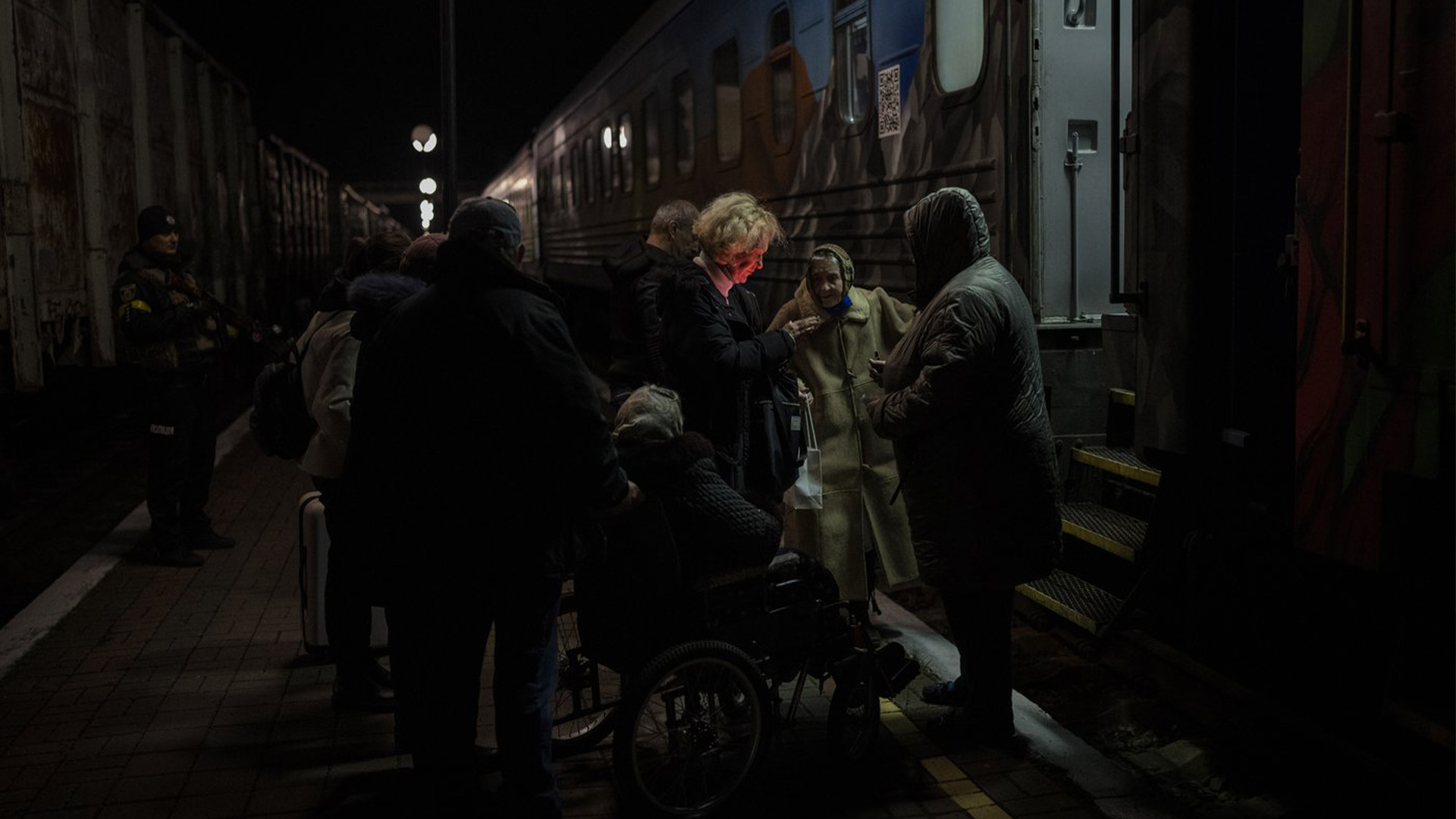 Des Ukrainiens évacuent la région de Kherson par train, par crainte que les pannes de courant ne rendent la situation invivable pendant l'hiver.