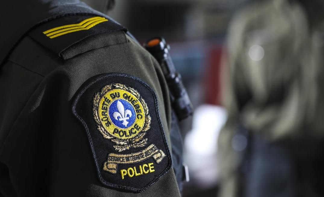 Logo de la Sûreté du Québec sur l'épaule d'un officier