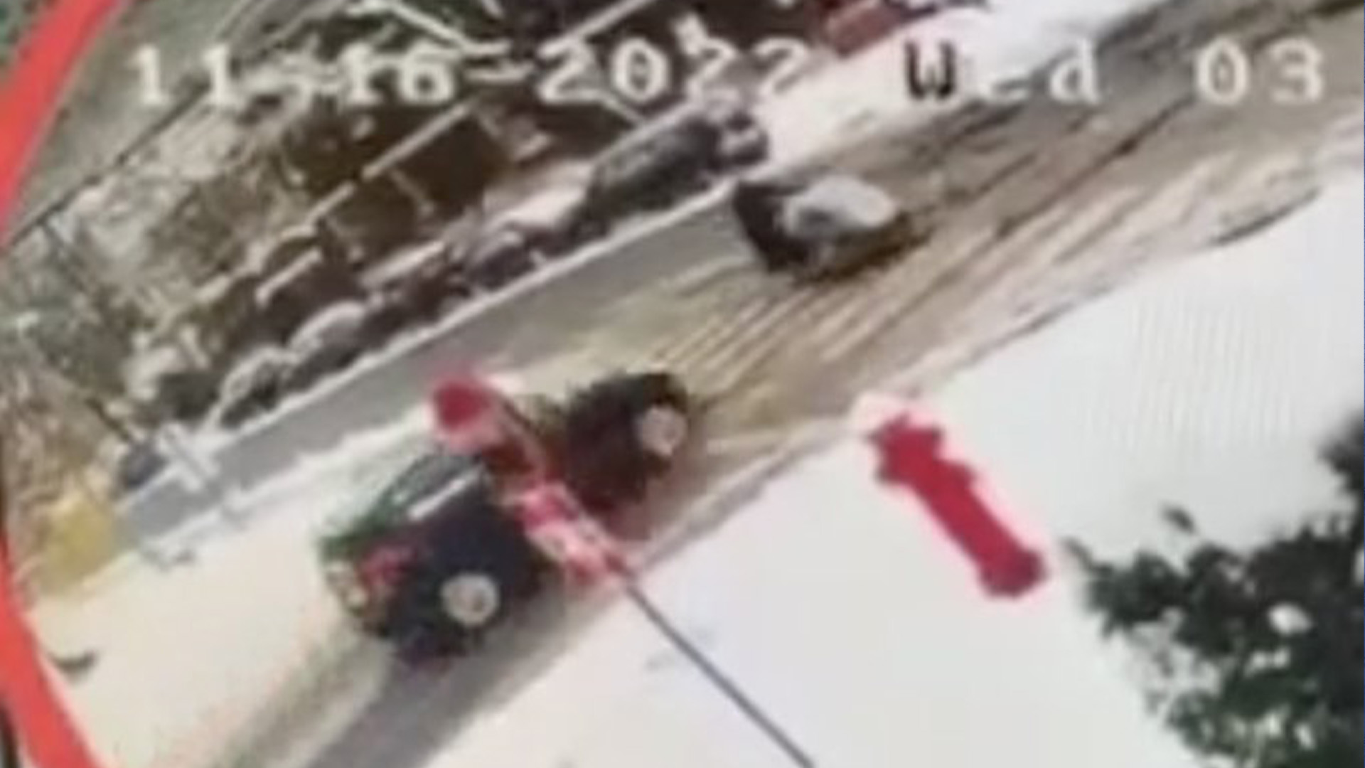 Capture d'écran d'une vidéo montrant un véhicule heurtant une poussette à Outremont le mercredi 16 novembre 2022.