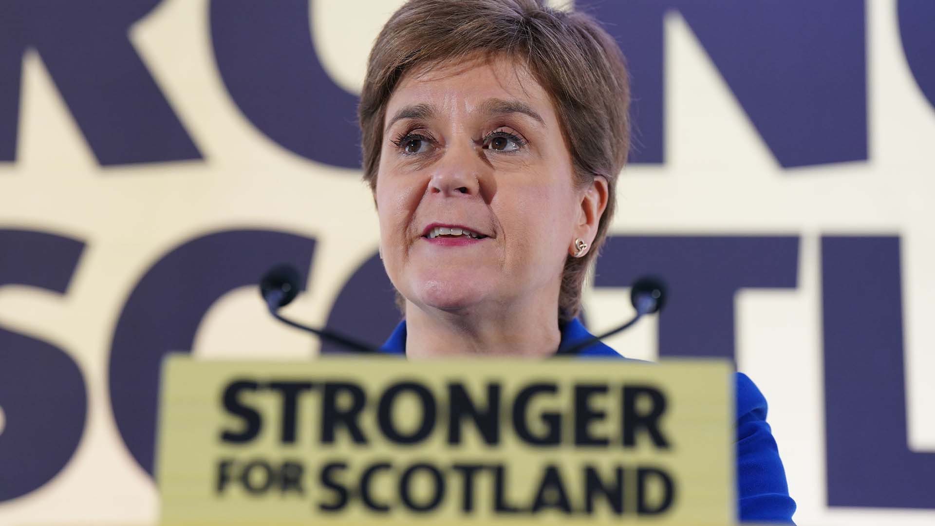 La première ministre écossaise, Nicola Sturgeon, a déclaré qu'elle respecterait la décision, mais qu'elle poursuivrait la lutte pour l'indépendance. 