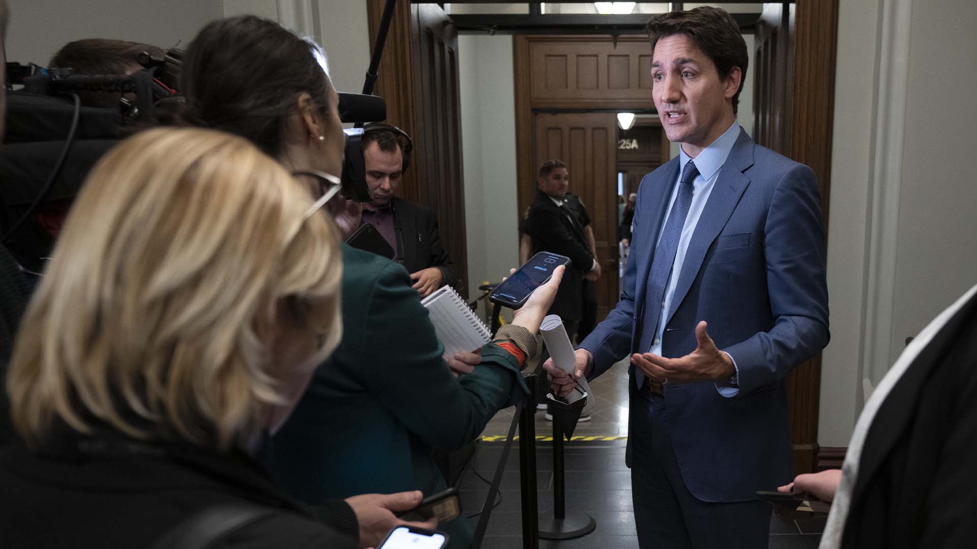 «C’est extrêmement important que les gens puissent avoir confiance dans nos processus électoraux», a répondu Trudeau avant de se diriger à une réunion de son caucus.